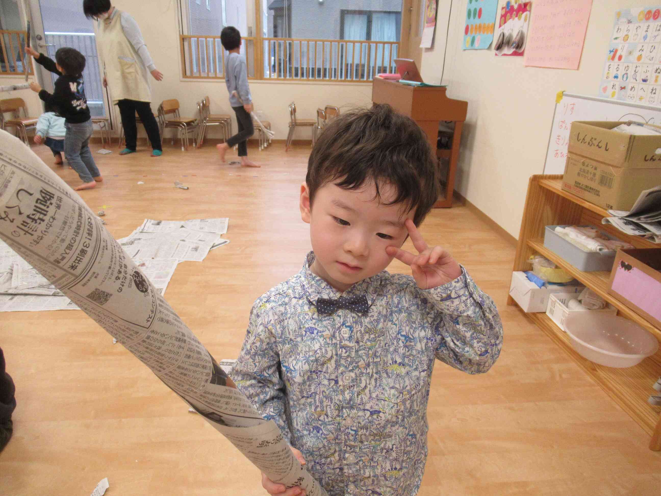 新聞紙長ーくつなげたよ！