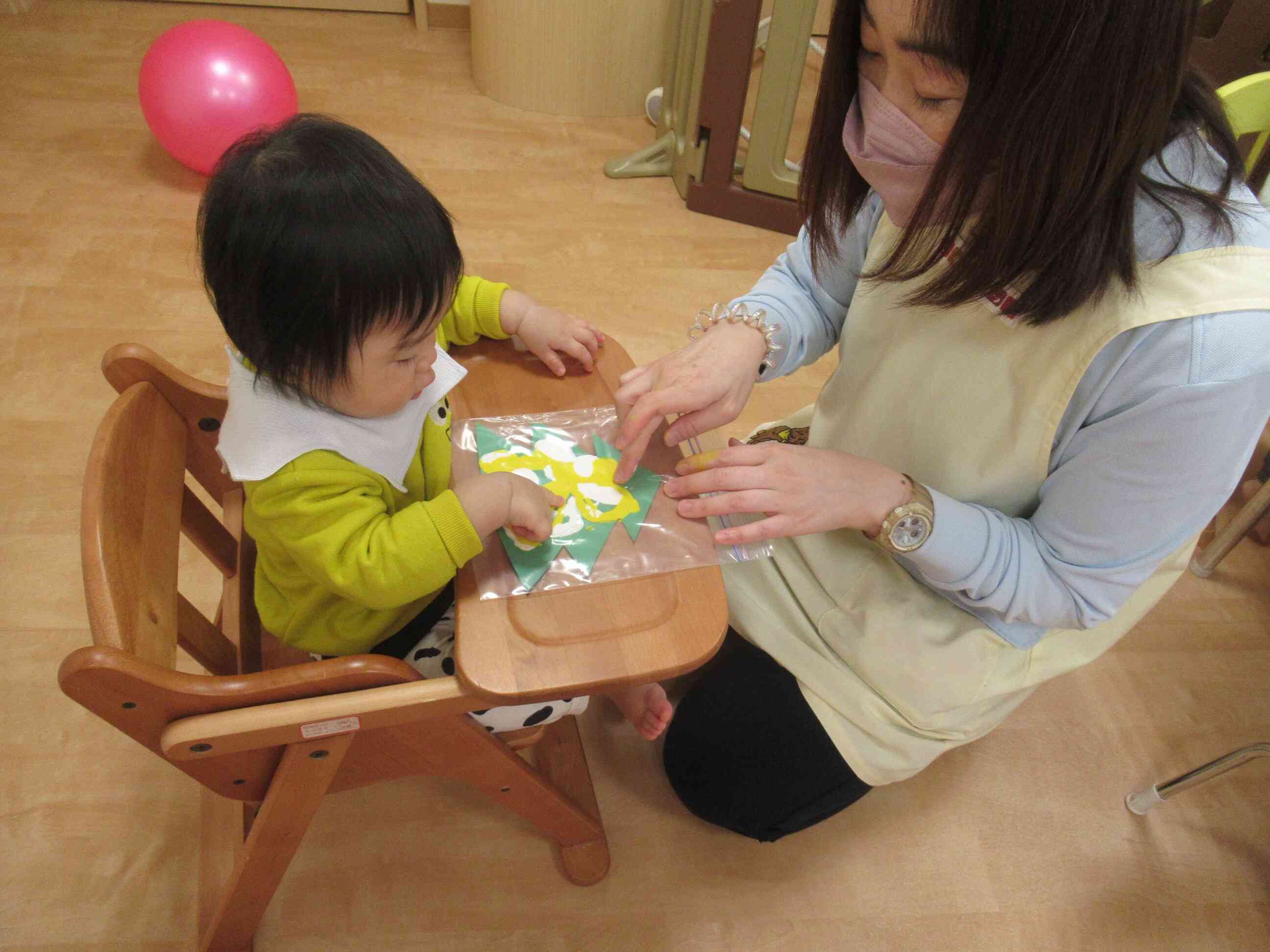 先生と一緒に絵の具の感触を楽しみました。