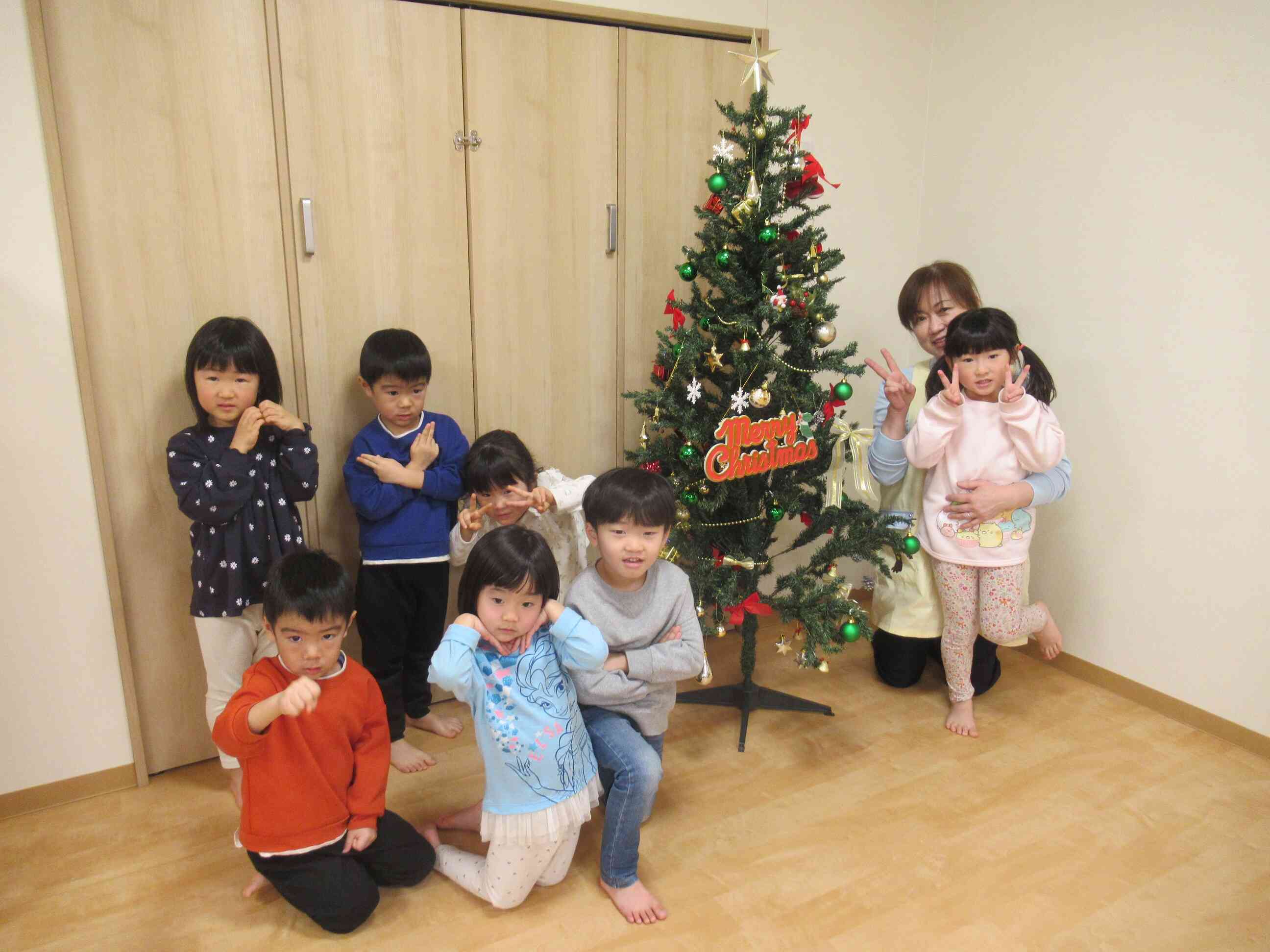 サンタさん早くプレゼント持って来て～♪