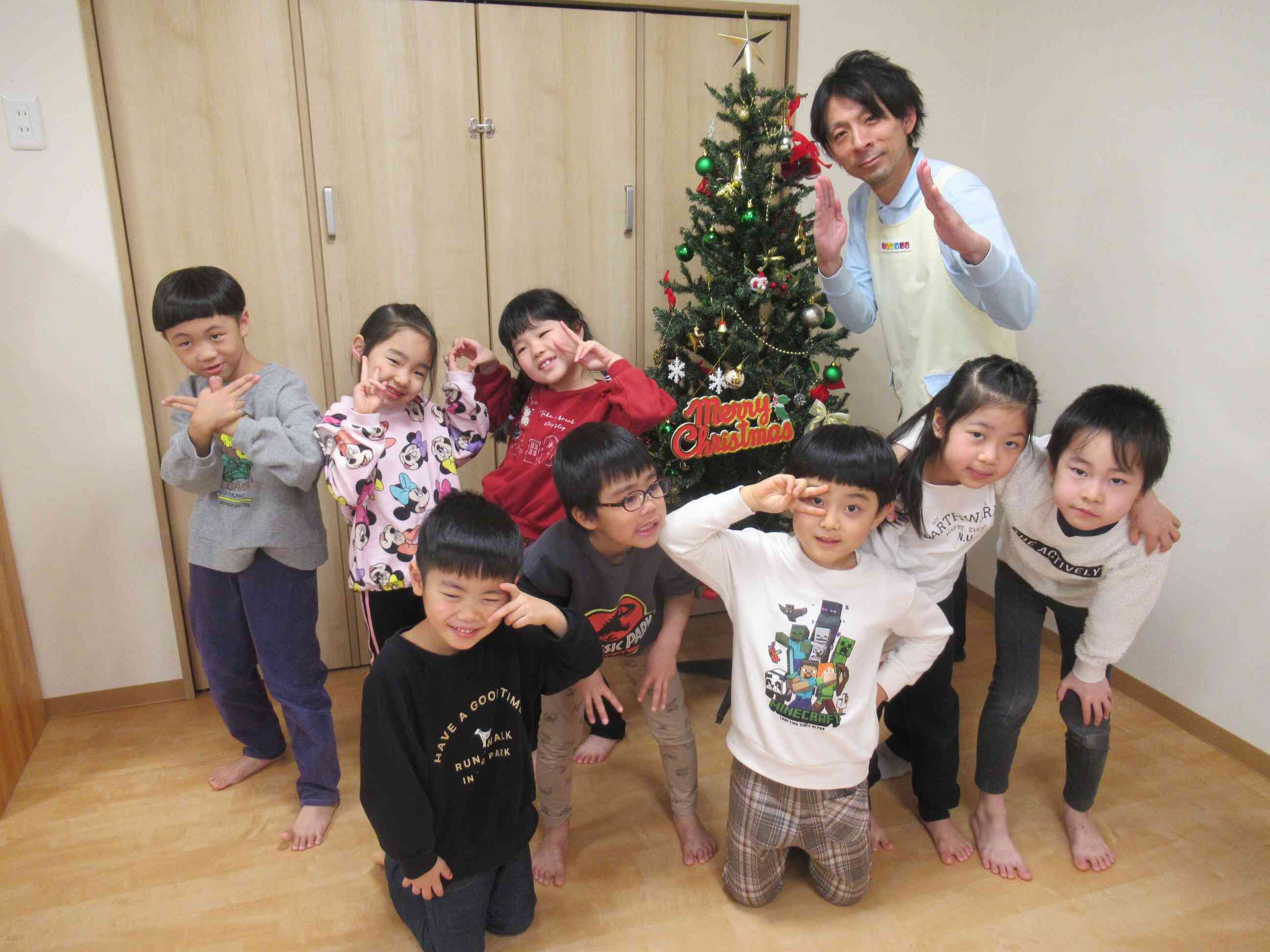 クリスマスツリーの飾りをどのように付けたら綺麗になるかという事を子ども達同士で話し合って行っていましたよ♪