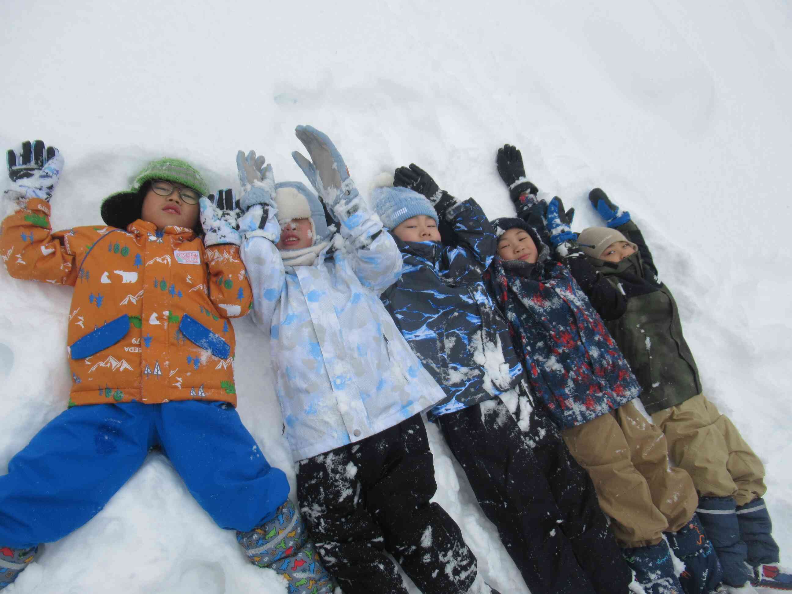 雪の上に寝転んでみました♪