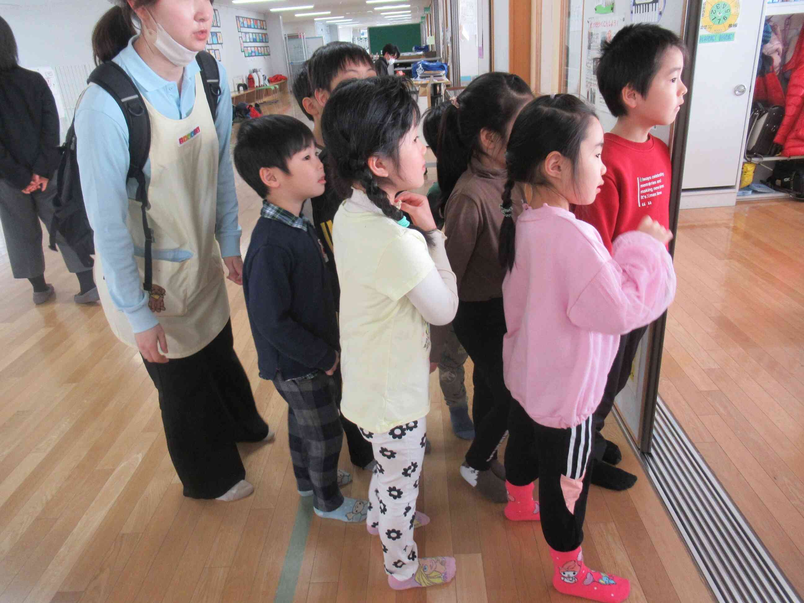 お兄さん、お姉さんのお勉強姿をジーっと見ています