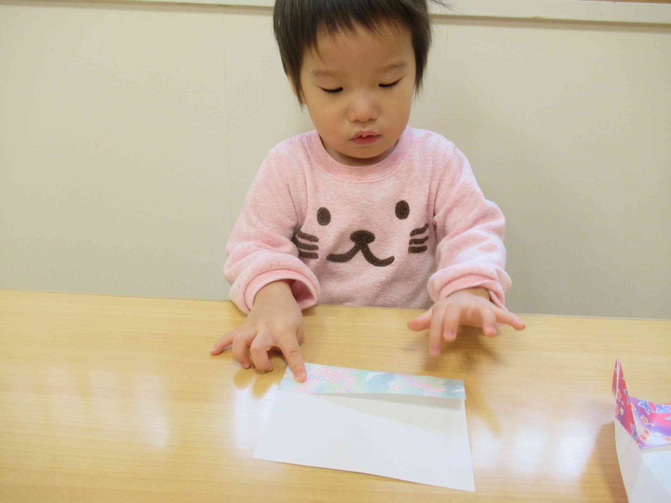 慎重に♪丁寧に♪折り紙だってできるんだよ～♪