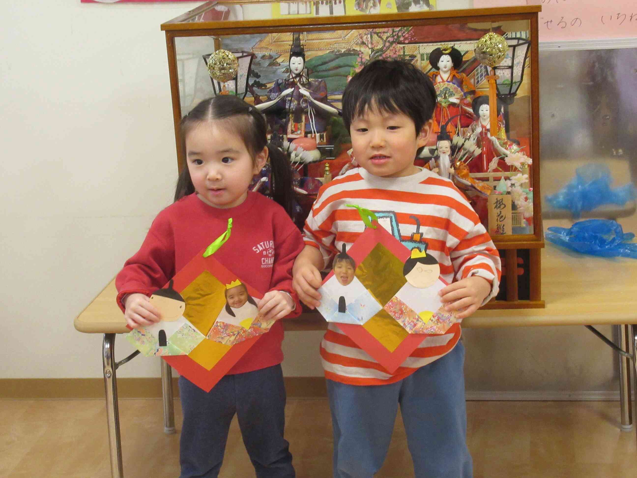 友達と一緒に皆の前でドキドキ発表♪