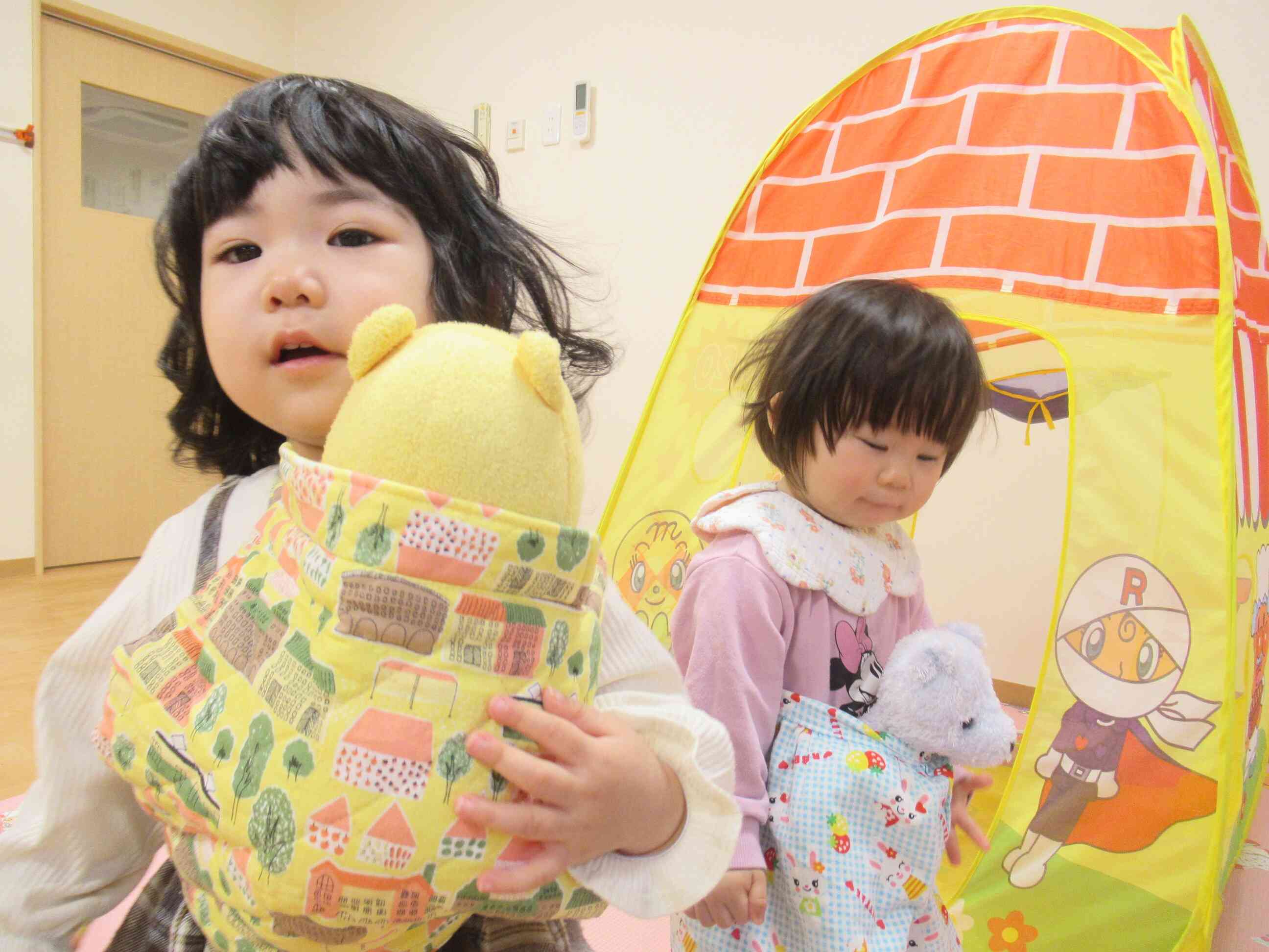 お人形さんを抱っこするのもお気に入り