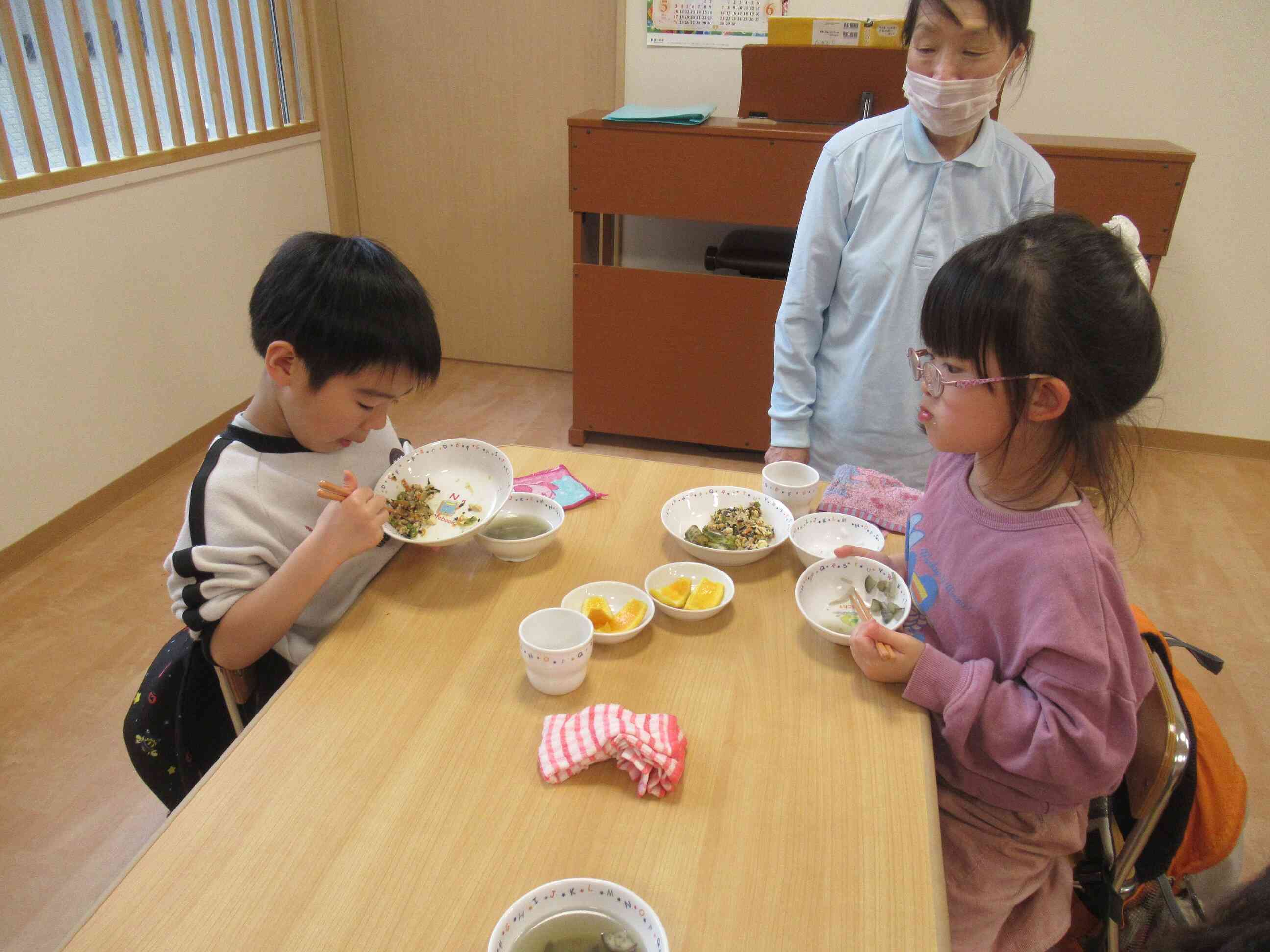 今日は給食の先生も見に来てくれました。