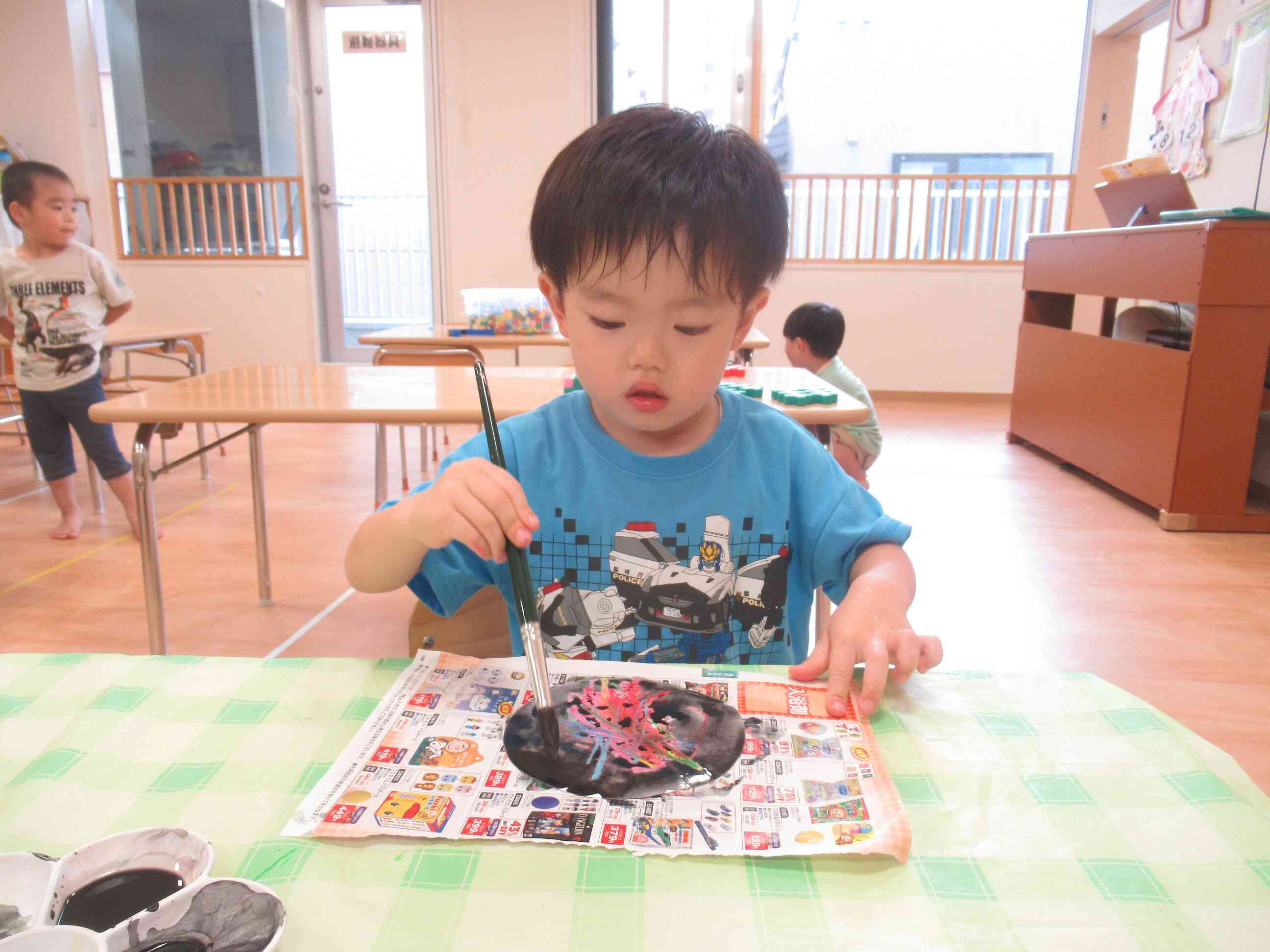 黒い絵の具を付けると