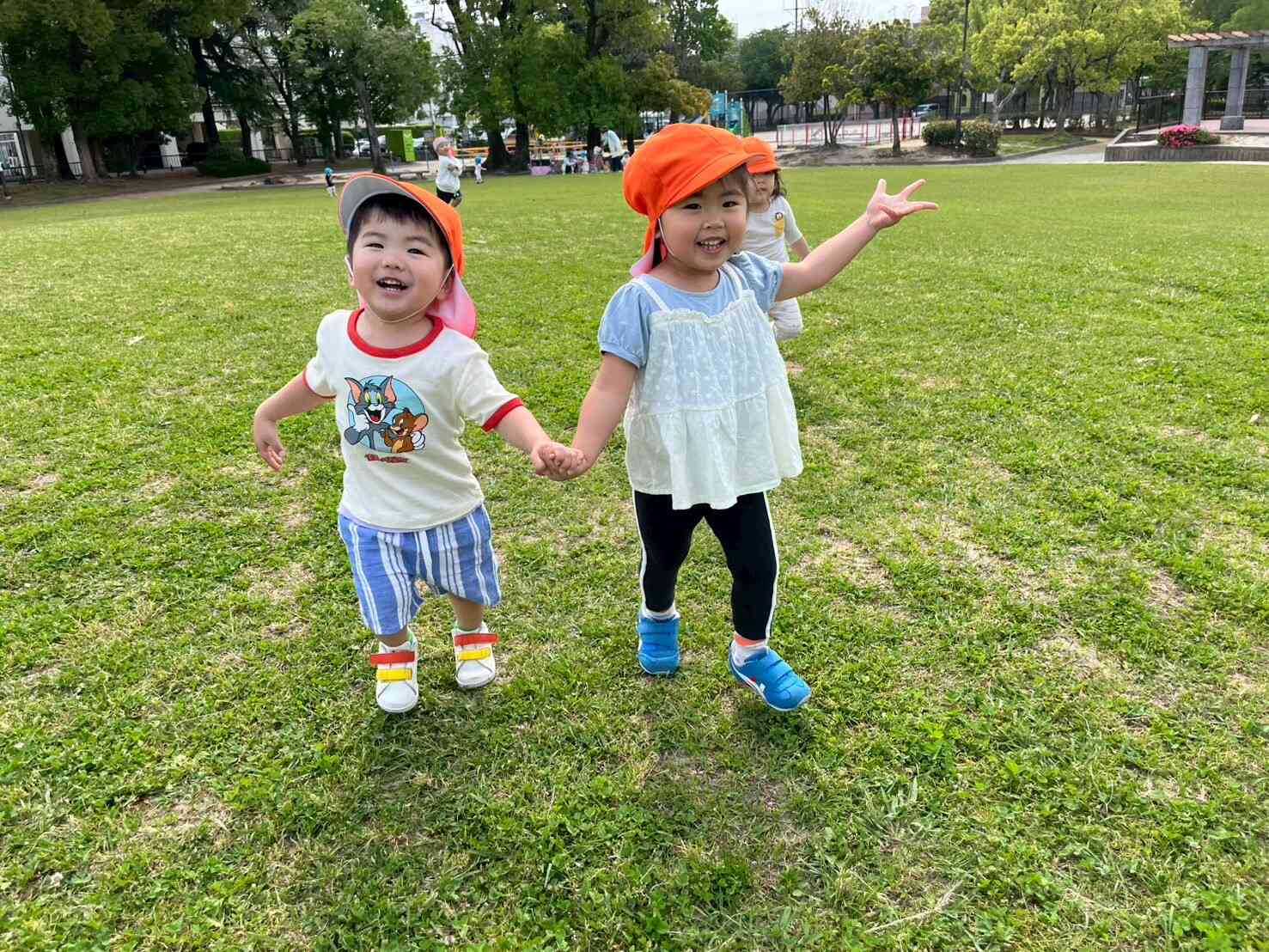 手を繋いでお散歩楽しそう～♡