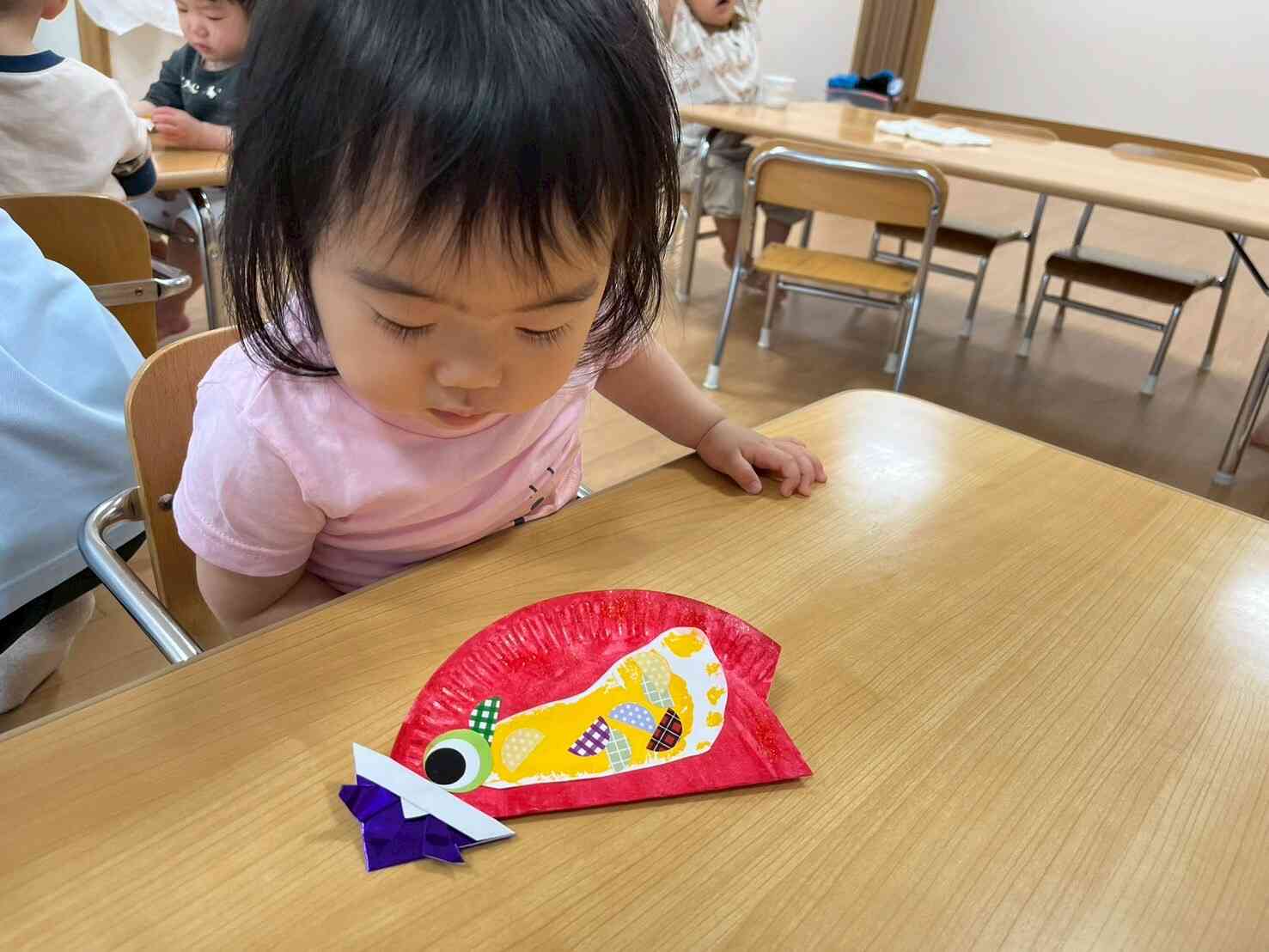 完成した製作をじーっと見つめているお友だち♪