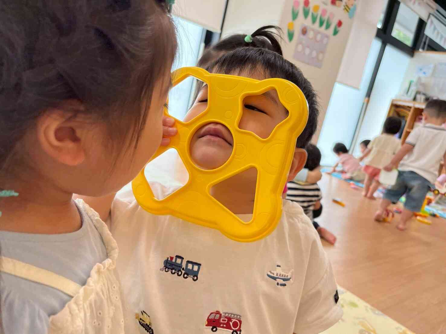 みてみて～！　ブロックのふたを使って仮面に！！　