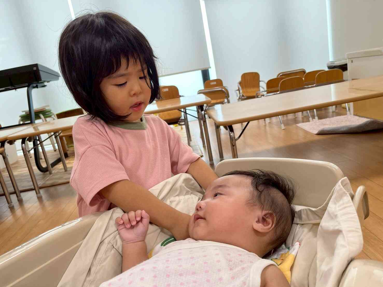 ラックを揺らしながら　ほっぺたもツンツン♡