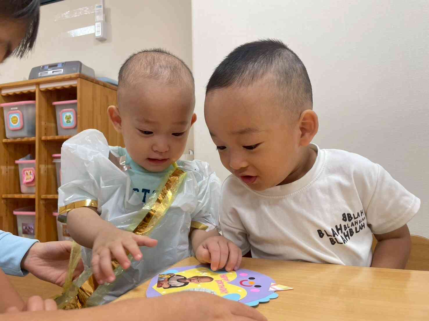 誕生カードを一緒に見ながら　　お誕生日おめでとう☆