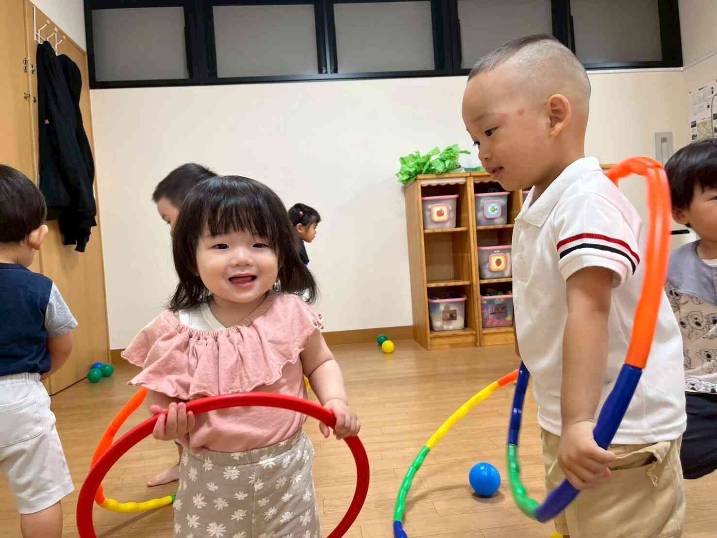 ボールの次はフラフープ！！