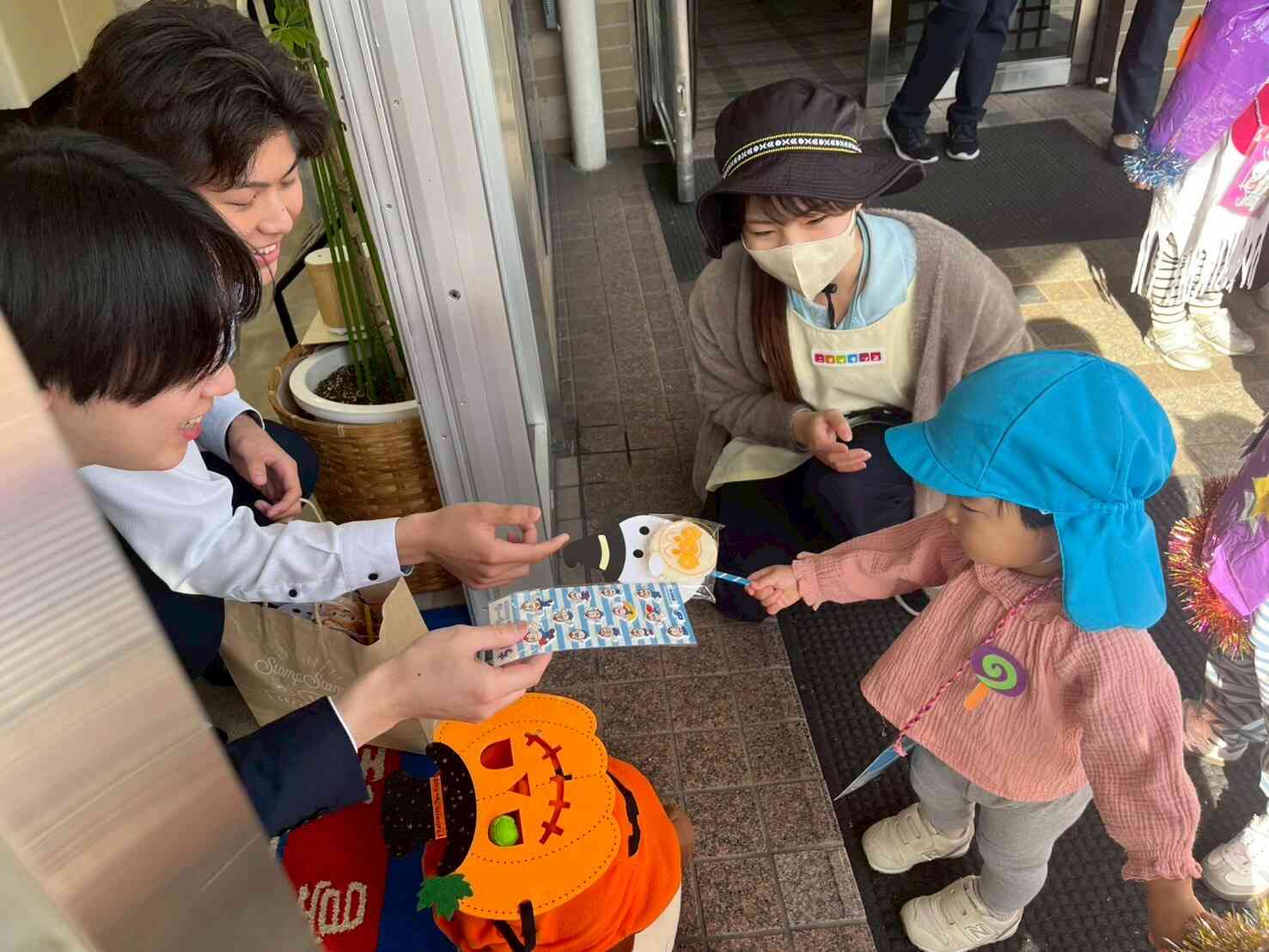 お化けのお菓子とシールをもらいました☆