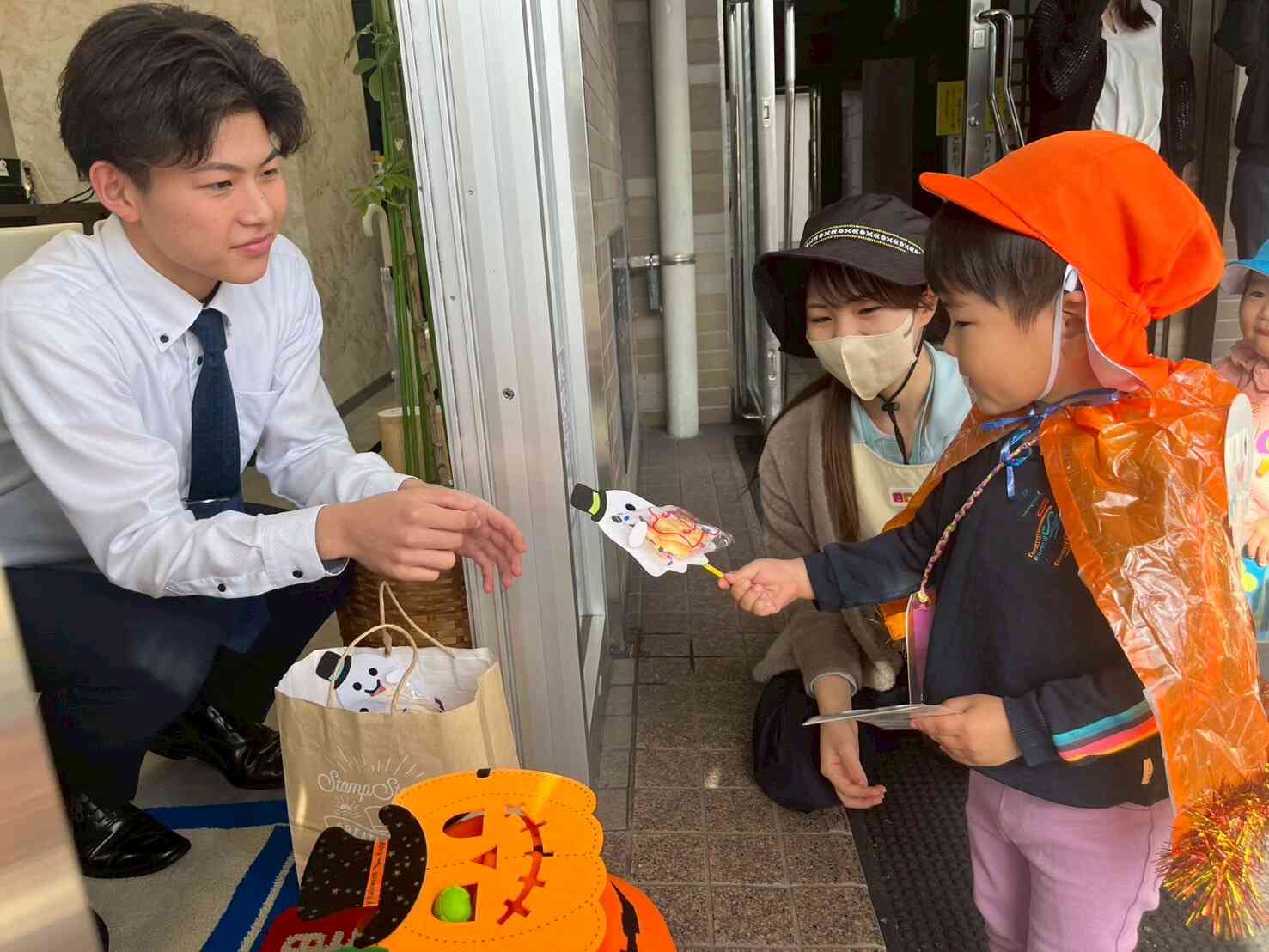 じーーーーともらったお化けのお菓子をみて。。。。☆