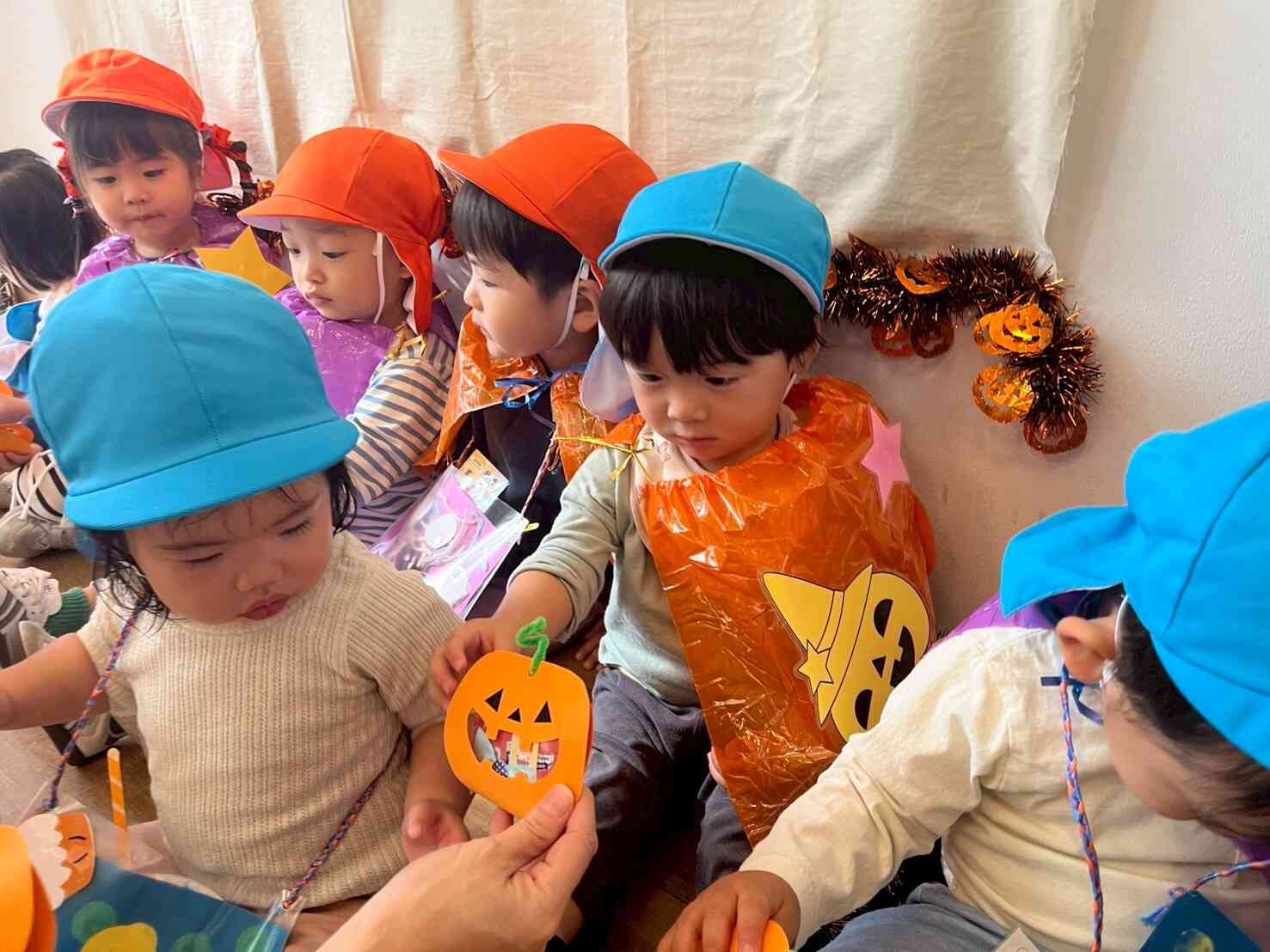 かぼちゃとねこのお菓子をもらいました☆