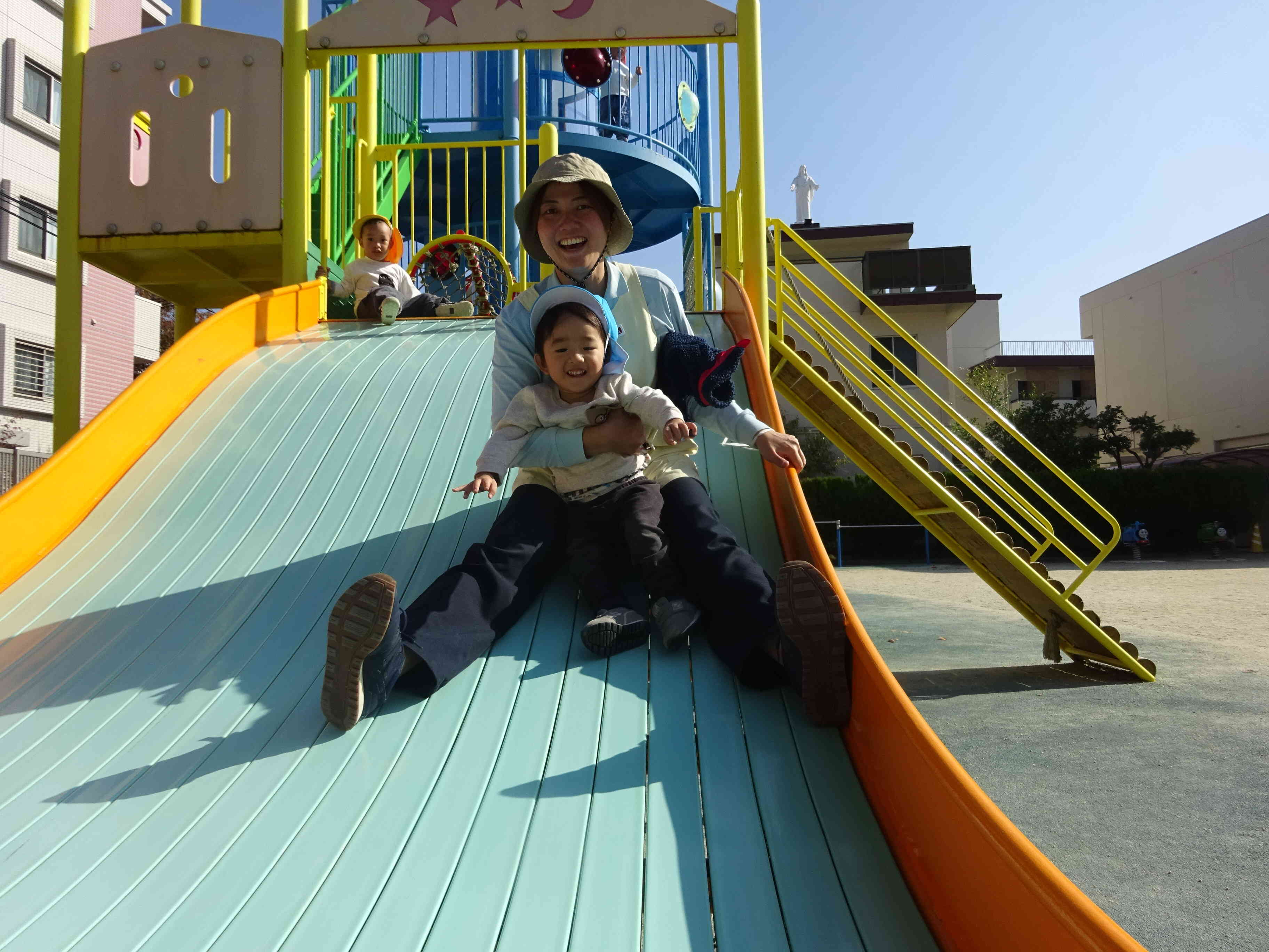 先生と一緒に滑り台！！