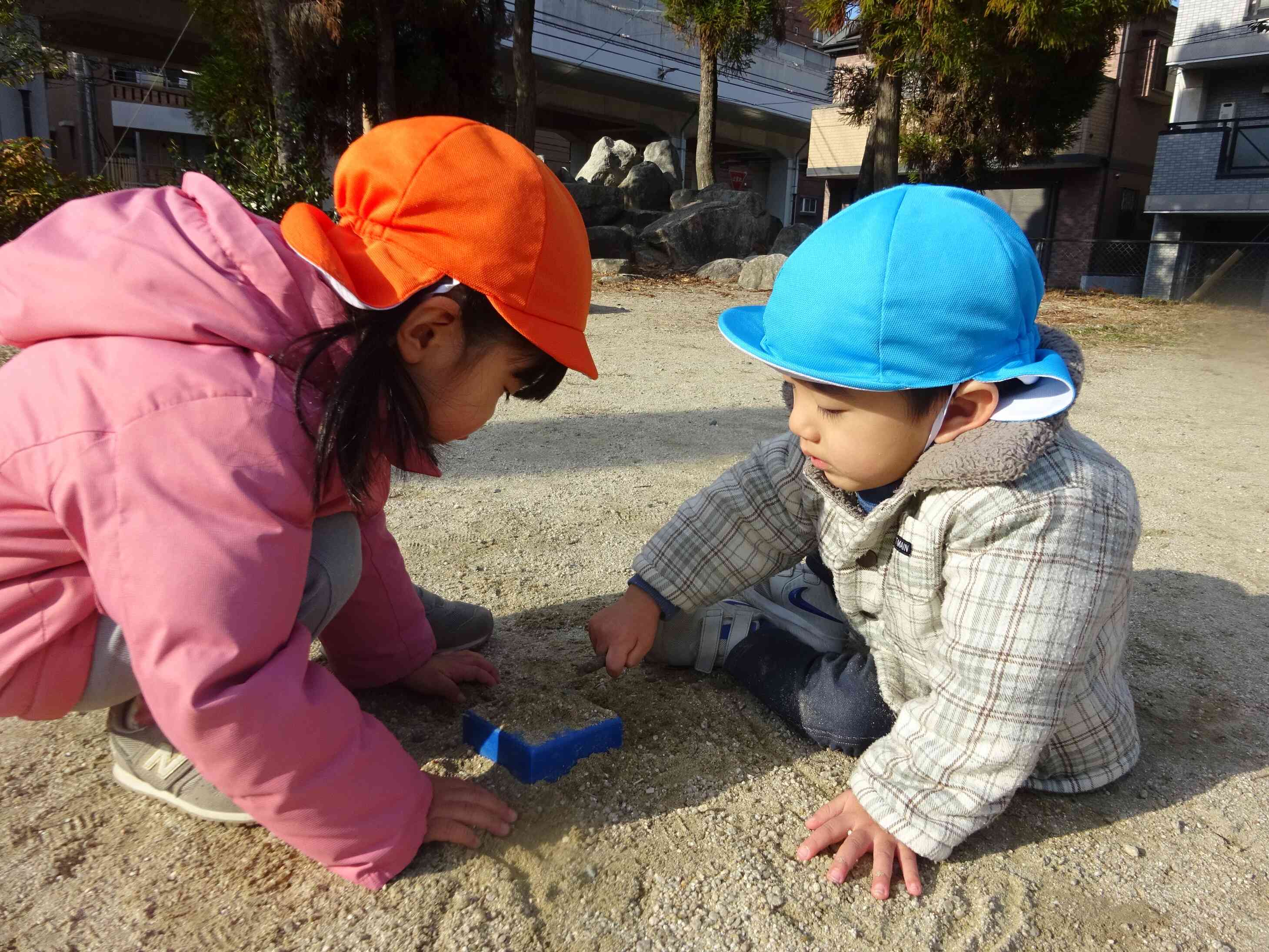 いかがですか～！！　お砂のケーキ屋さん開店です♪