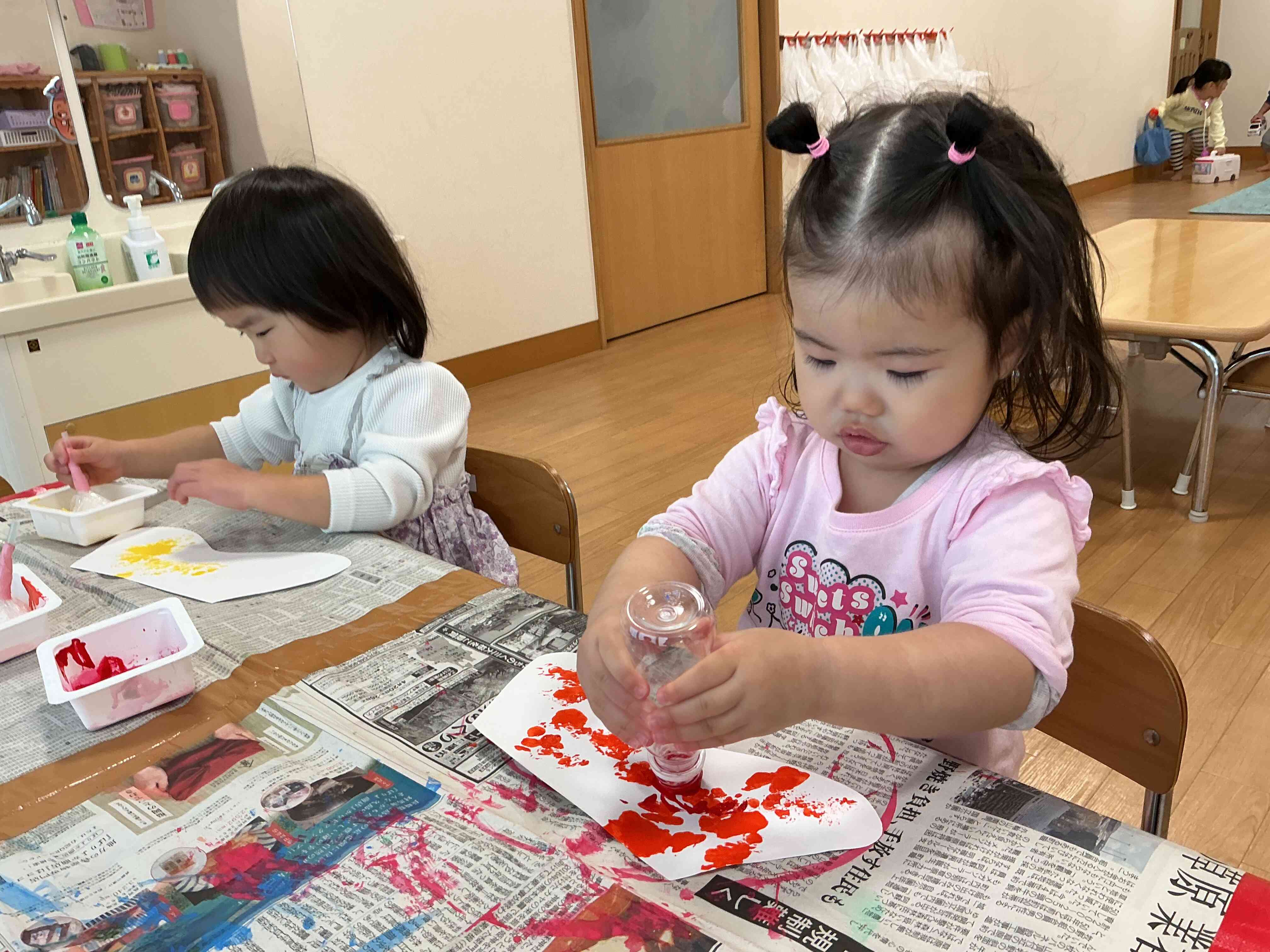 好きな色の絵の具でペッタン!