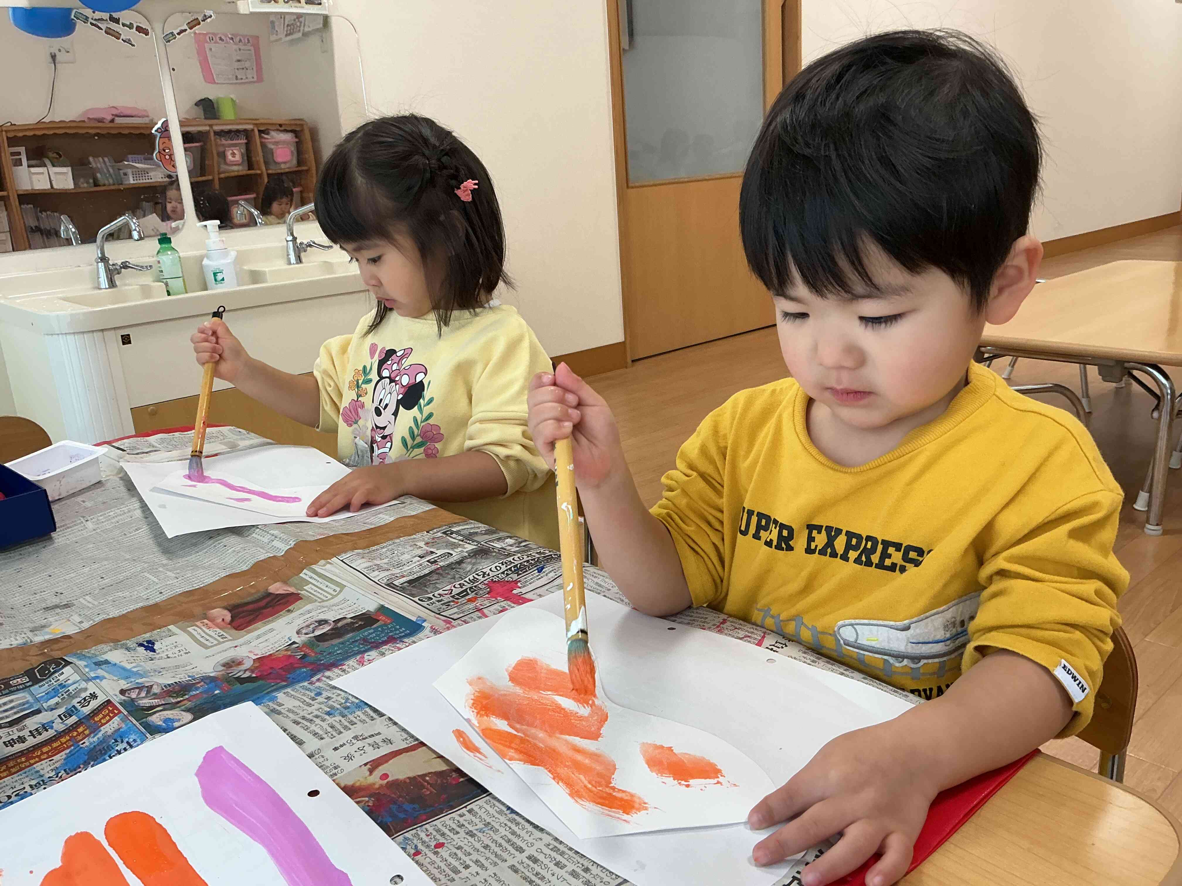 まずはこたつの色を塗っていくよ〜!