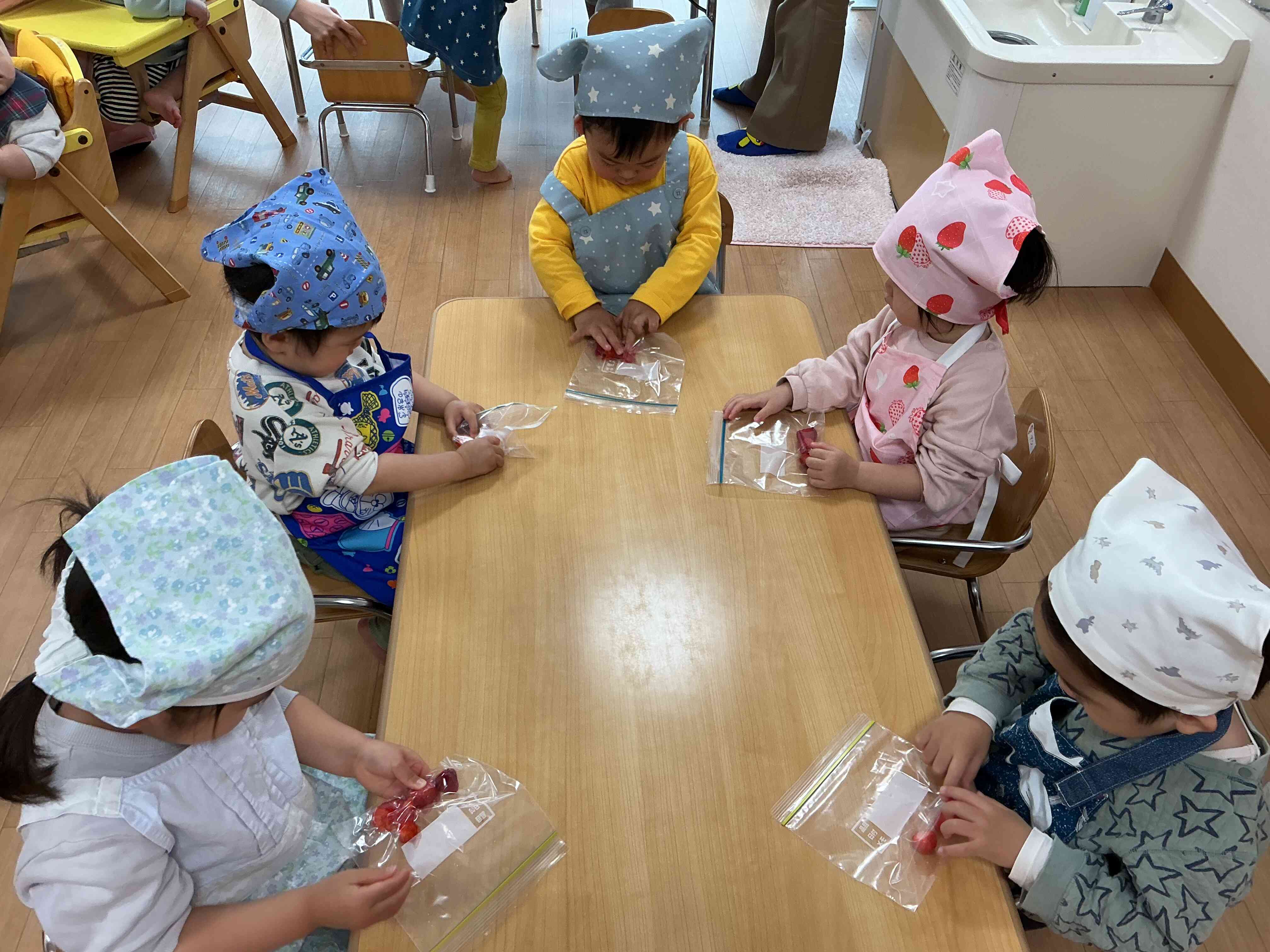 みんな集中していちごをつぶしています＾＾