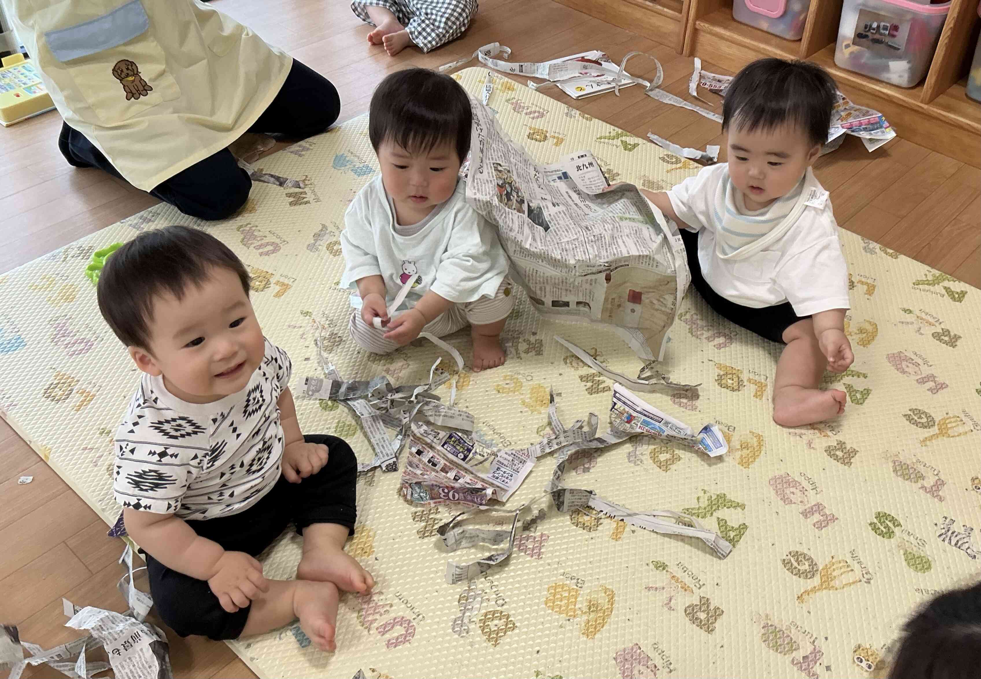 上から新聞の雨を降らせたよ⭐︎