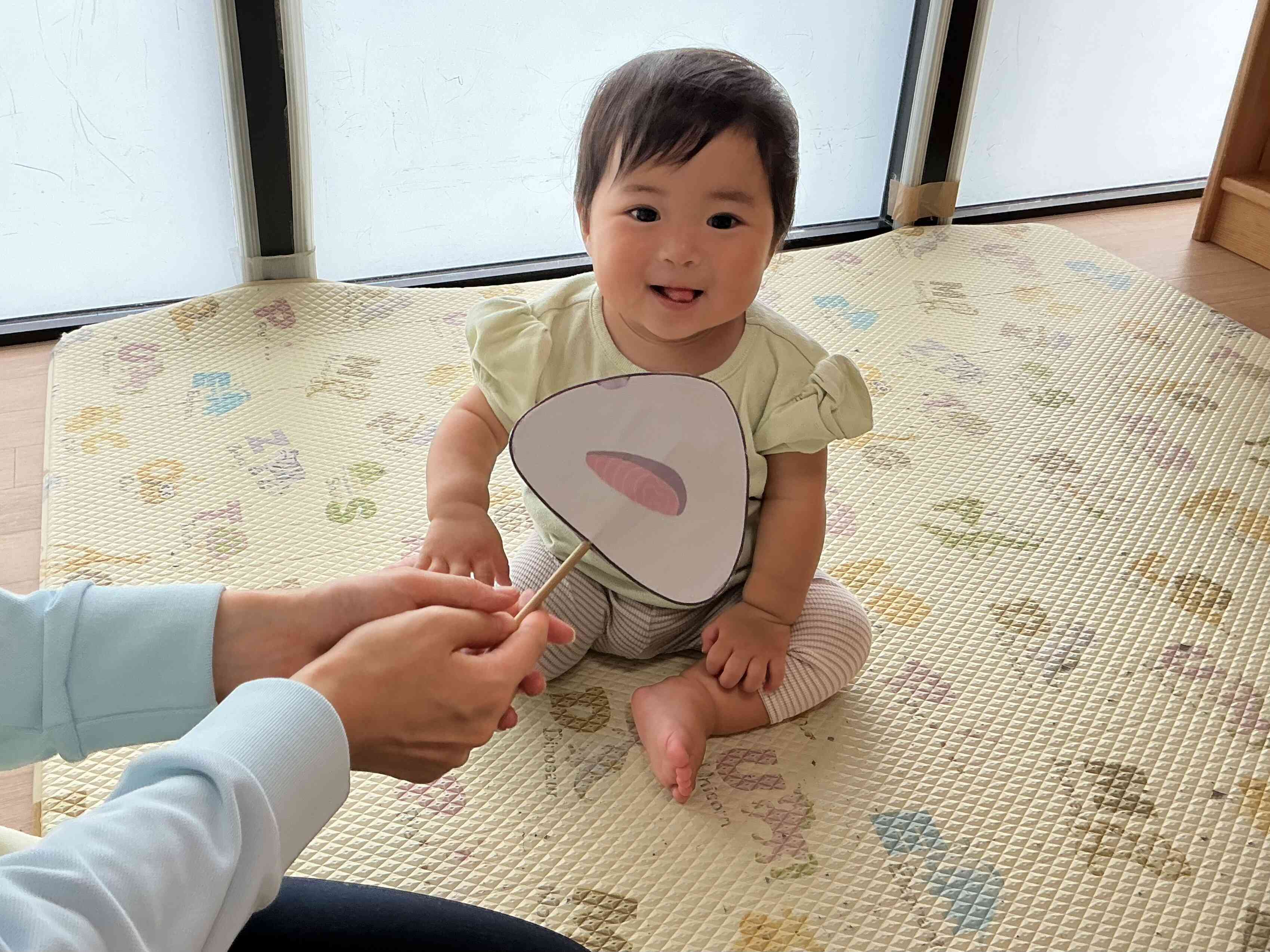 おにぎりのペープサートにニッコリ♡