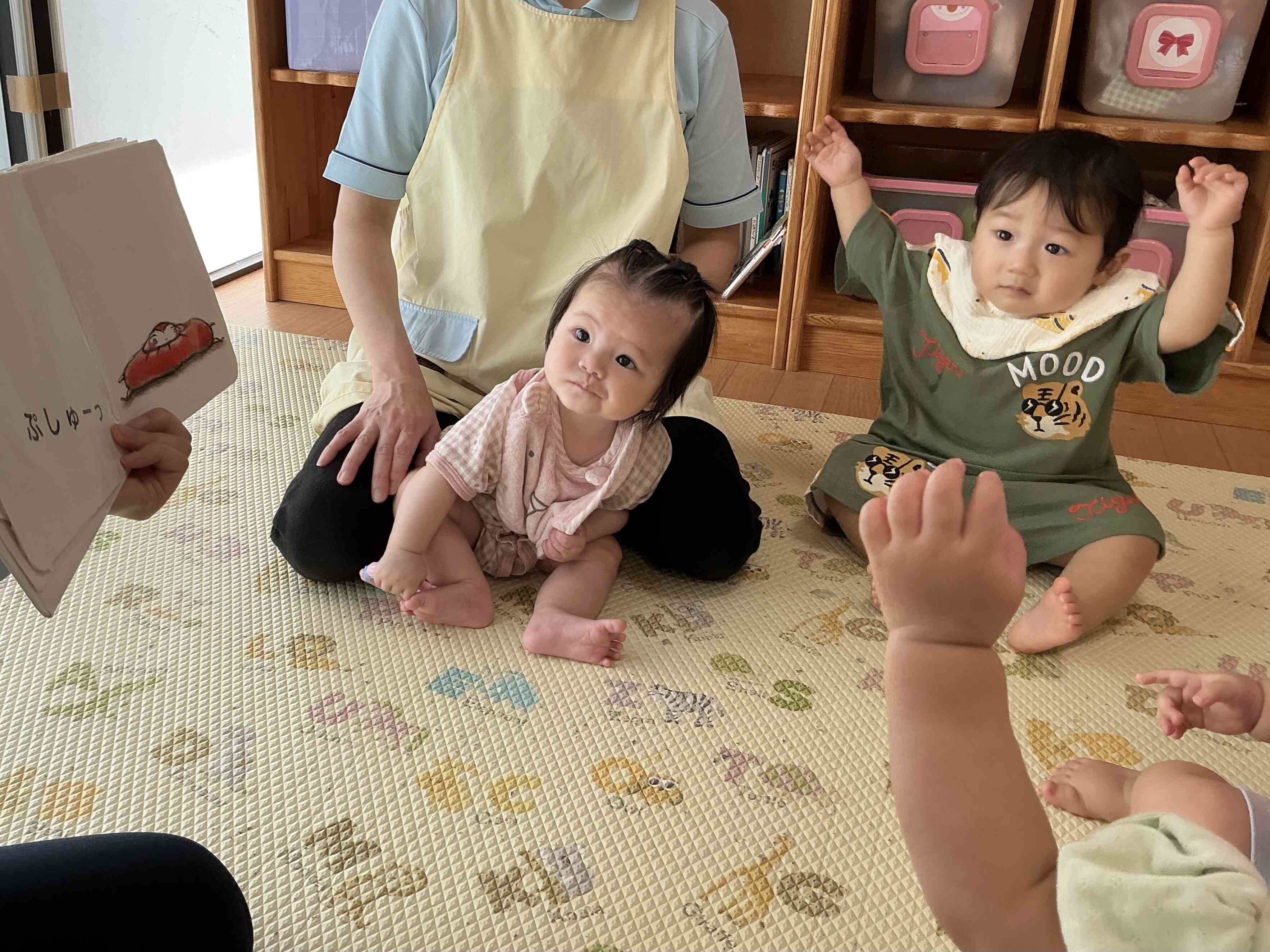 絵本に興味津々♪