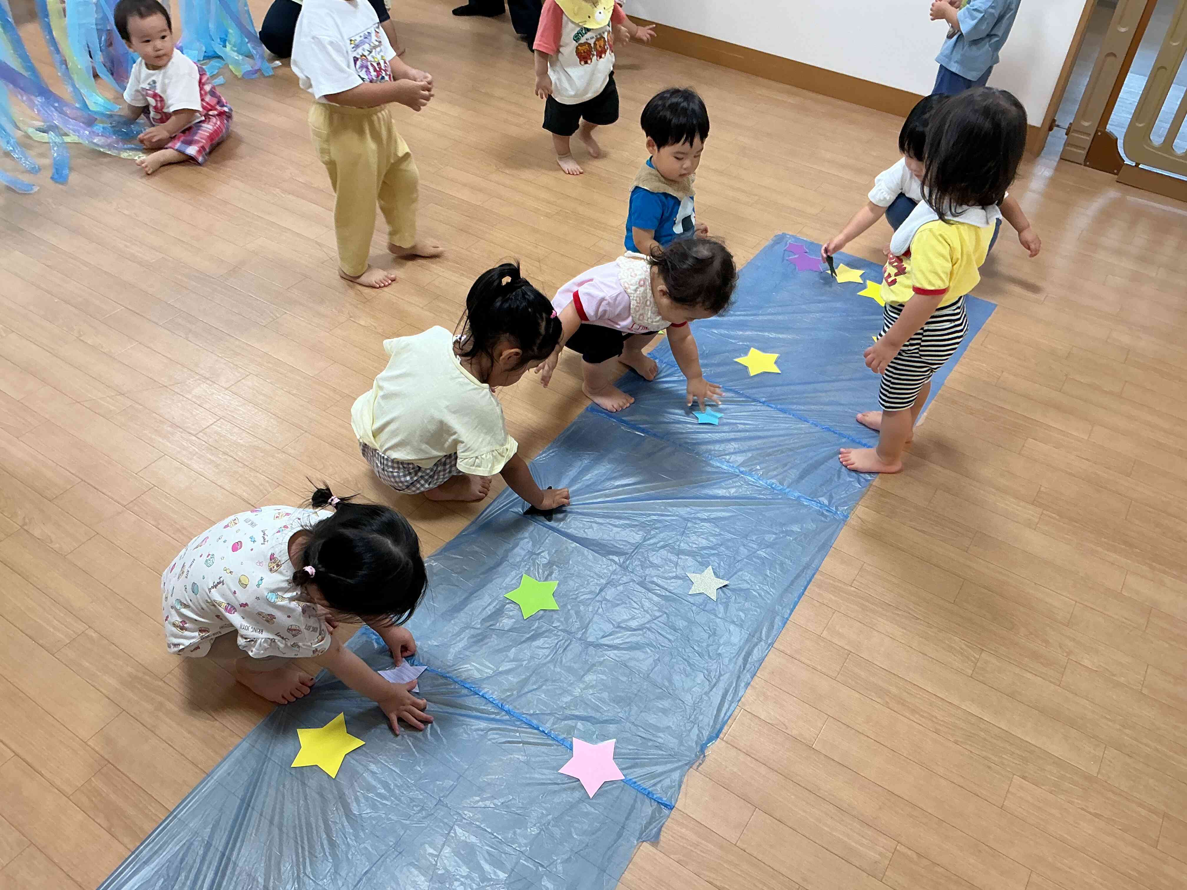 みんなでペタペタ貼りました⭐︎