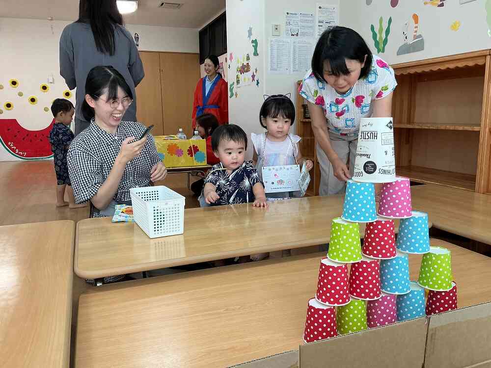 ボールを持って〈カップタワー〉に挑戦です!