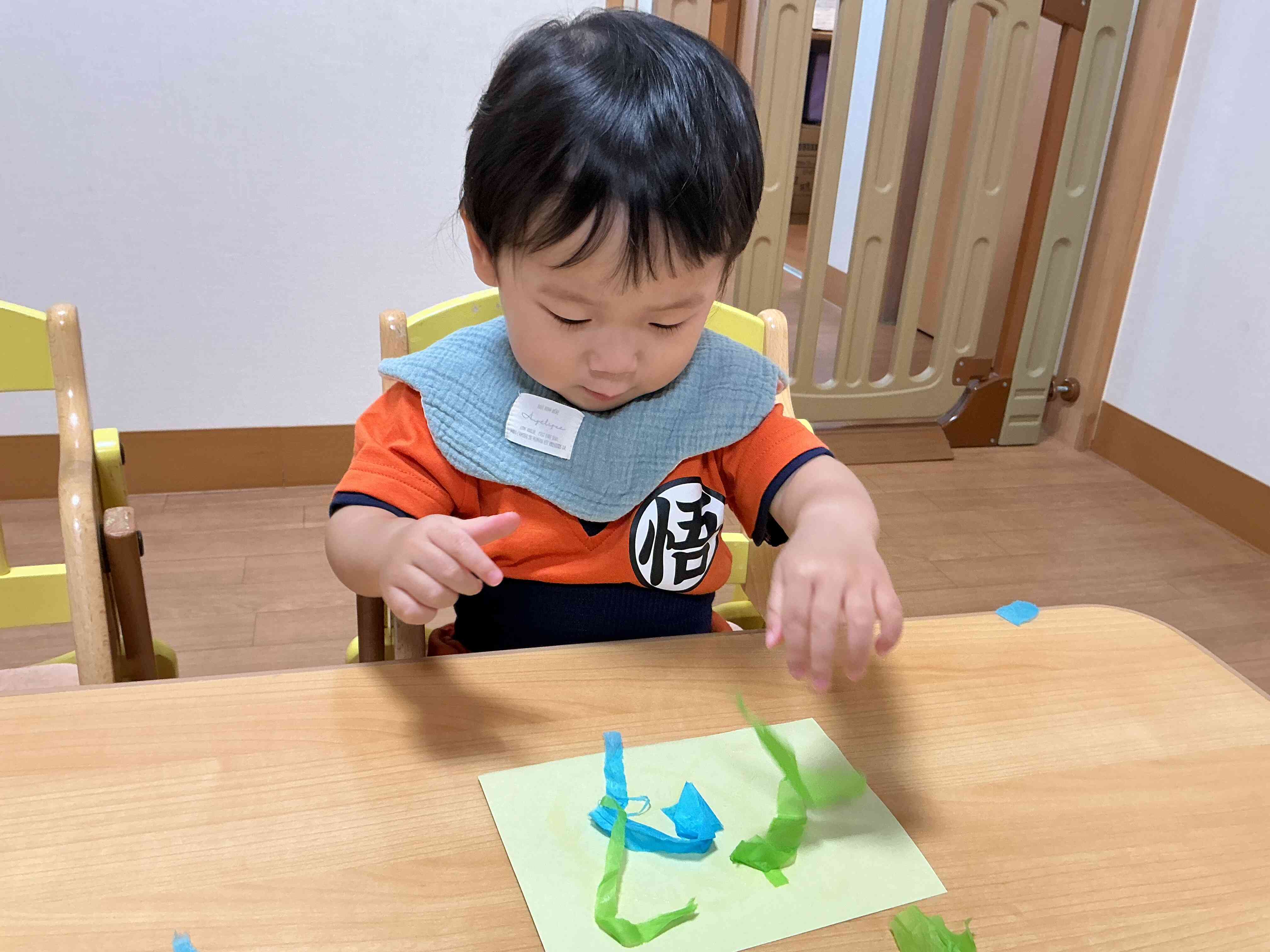 お花紙をビリビリしてトッピング☆