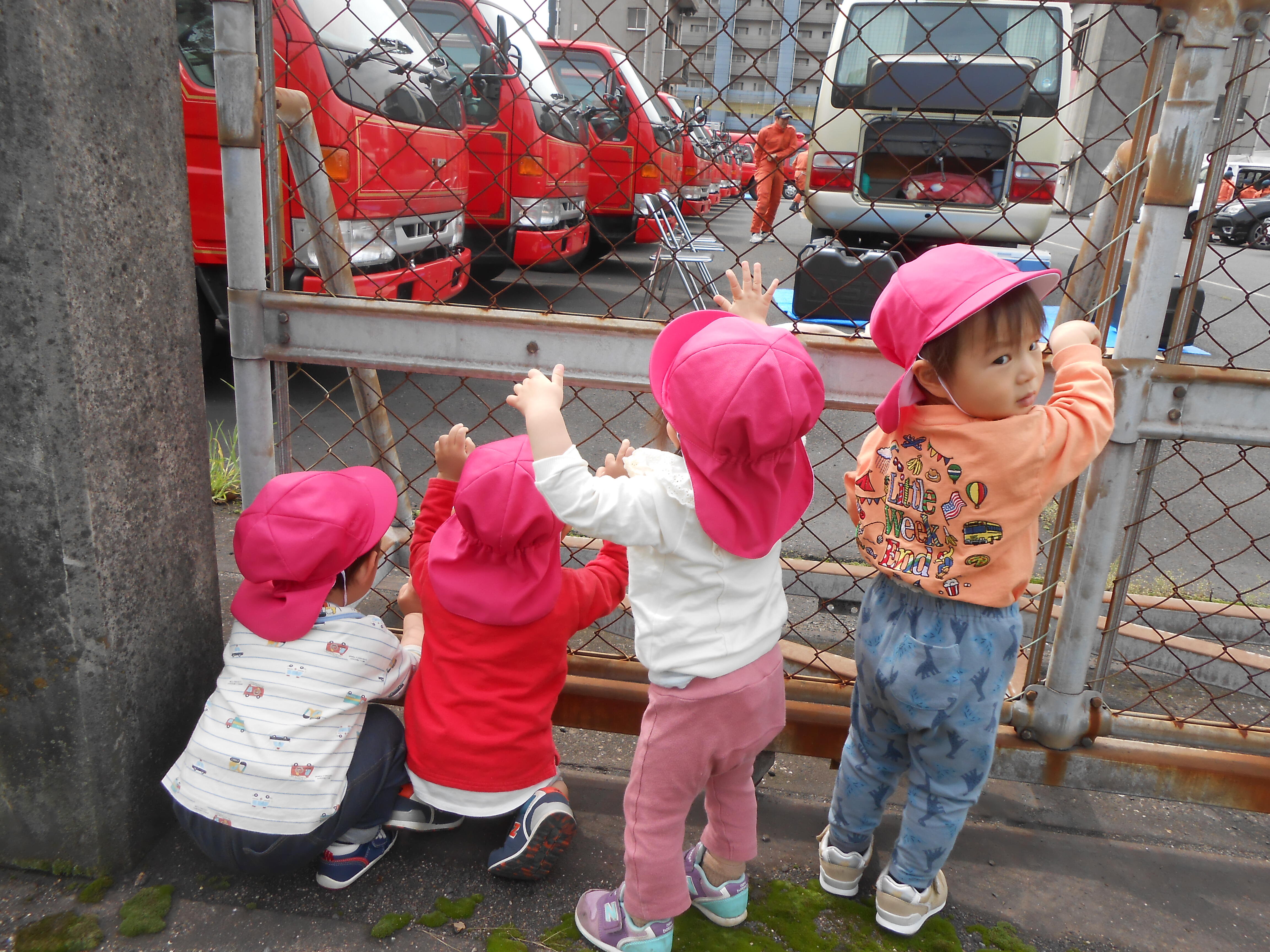 うさぎぐみ（1歳児）戸外遊び｜日本製鉄株式会社 九州製鉄所 大分地区
