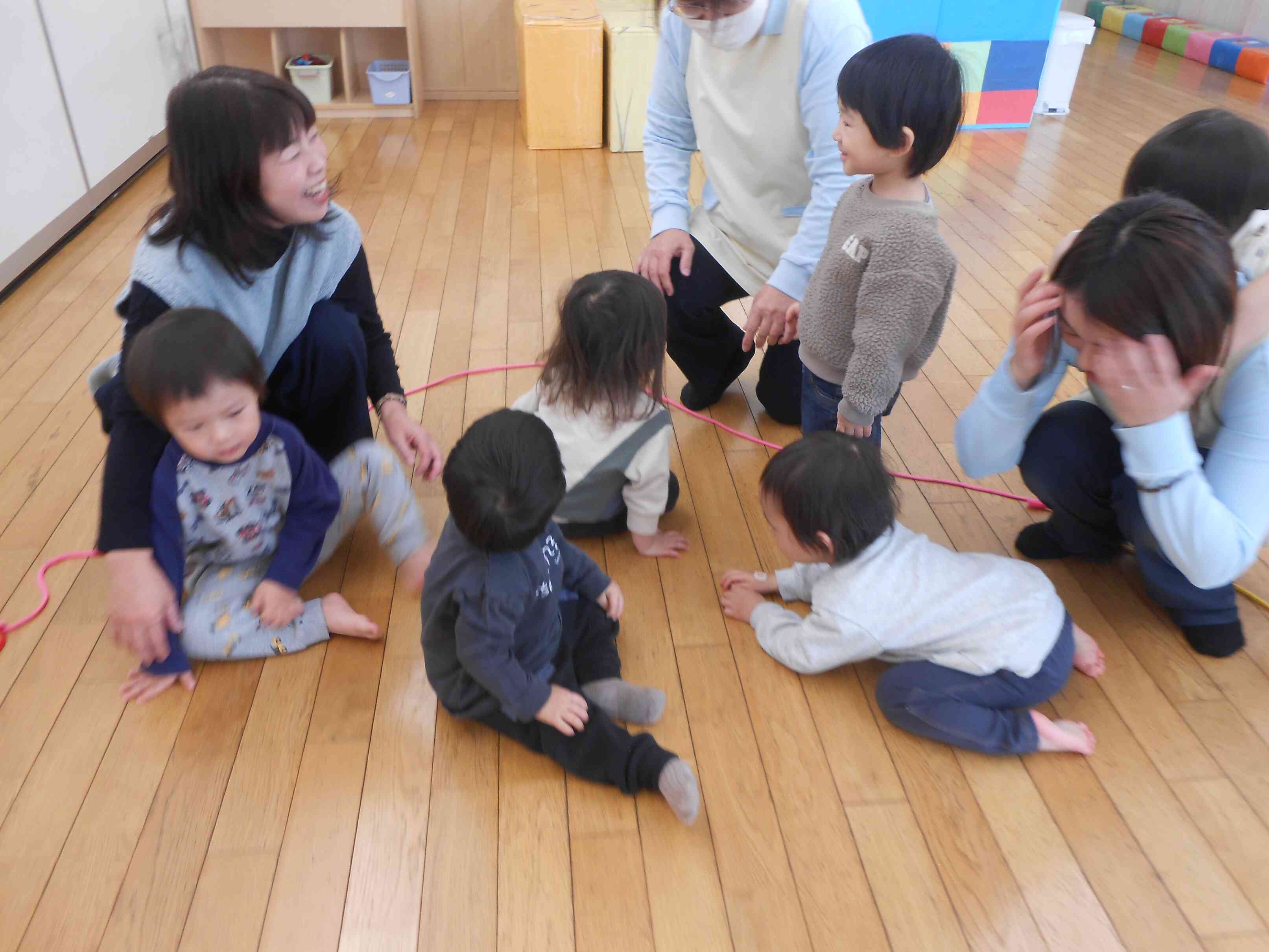 低~い音!雷が落ちたこわ~い、小さくなってみよう。