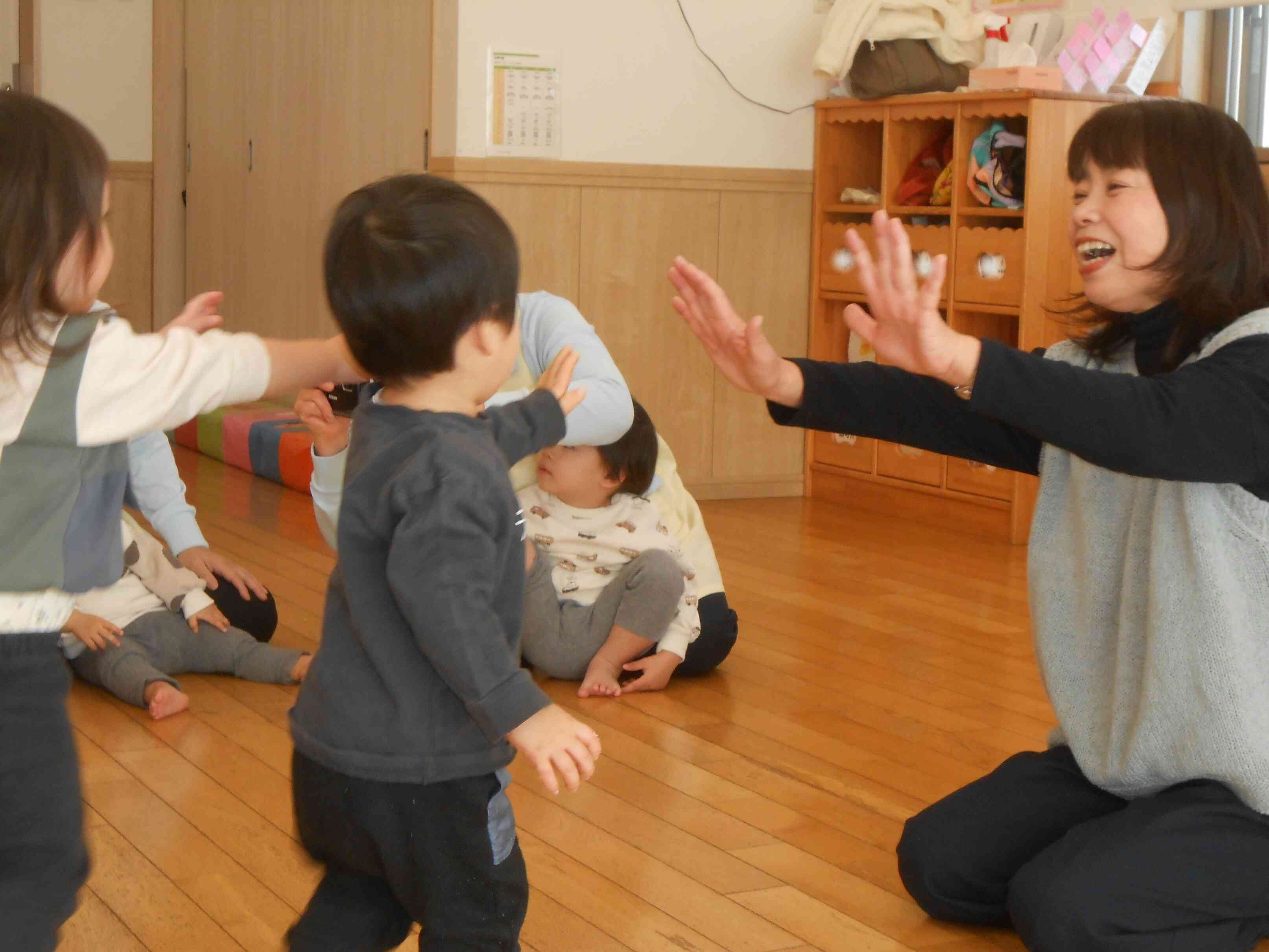 「先生また来てね~」みんなで先生にタッチ❣