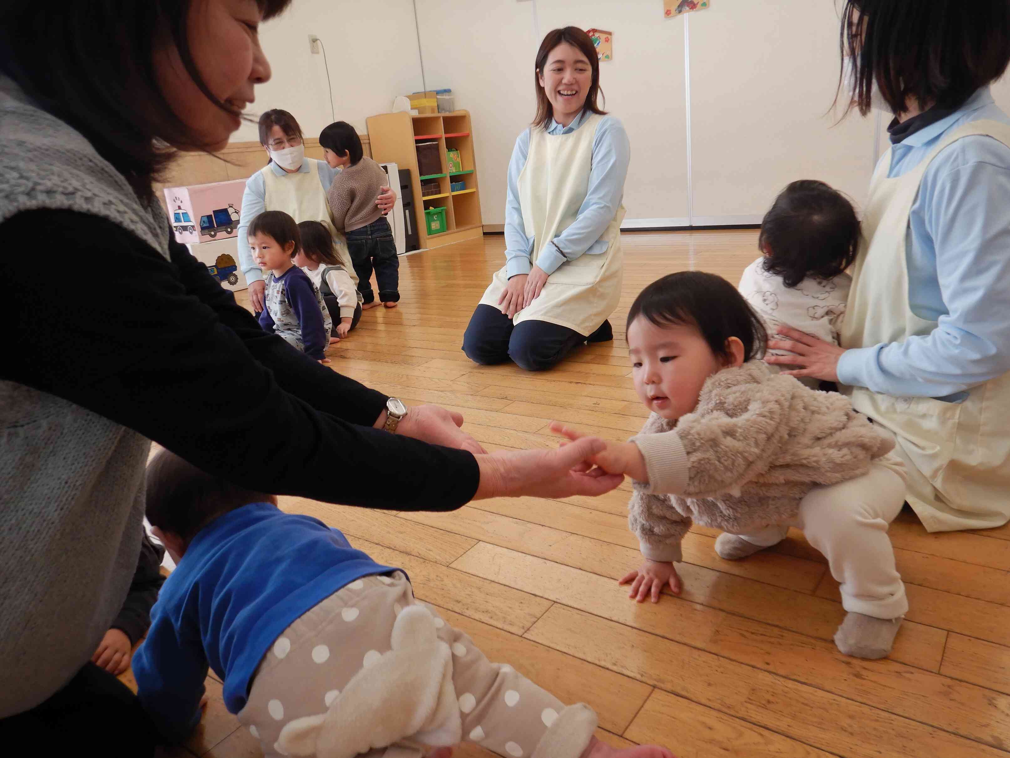 先生にタッチ!今日も、リトミック楽しかったね☆