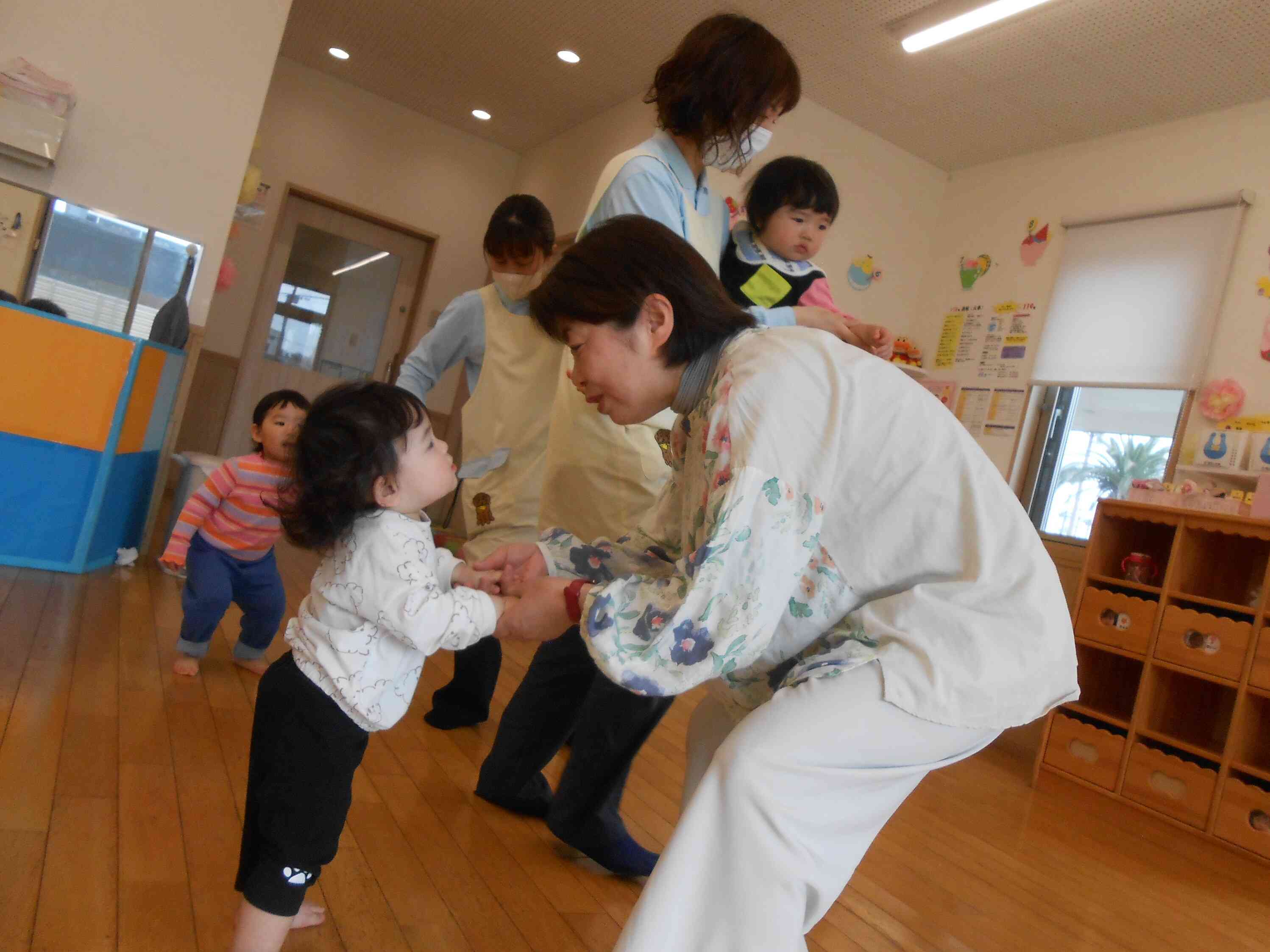 リトミックの先生と握手♡