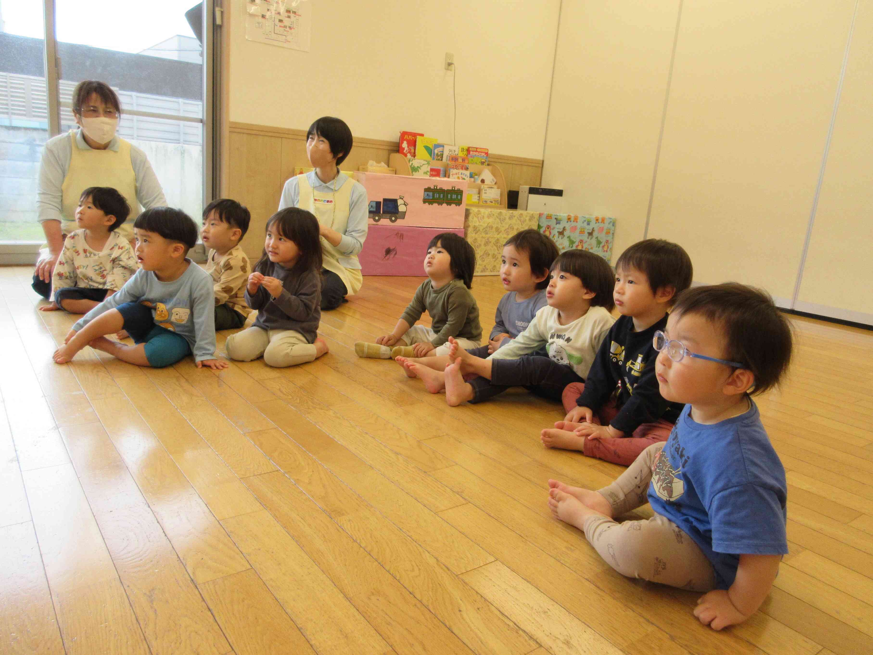 何がでてくるかな？みんなせんせいから目を離せません。
