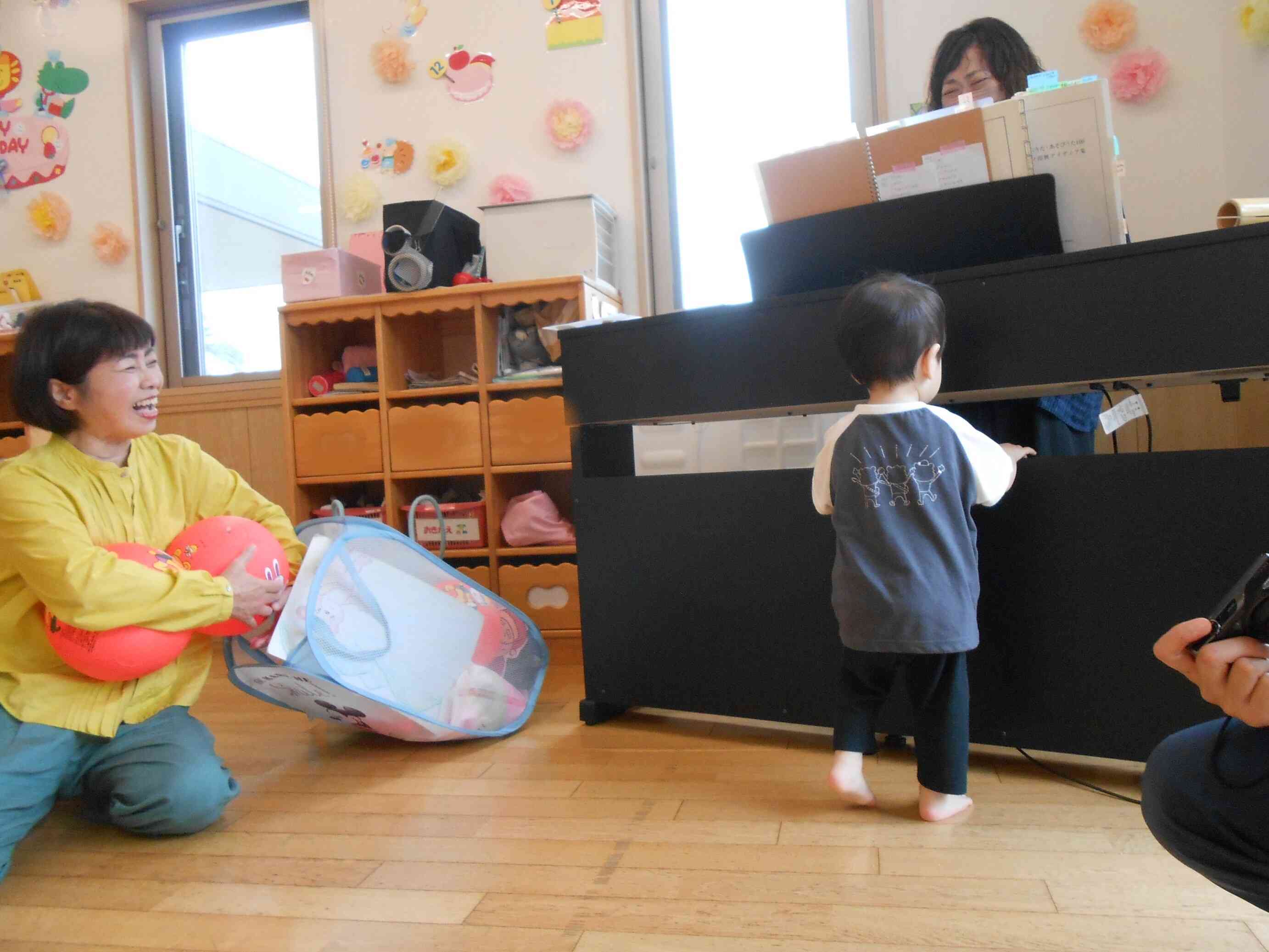 ピアノに興味津々…どこから音がするのかな？