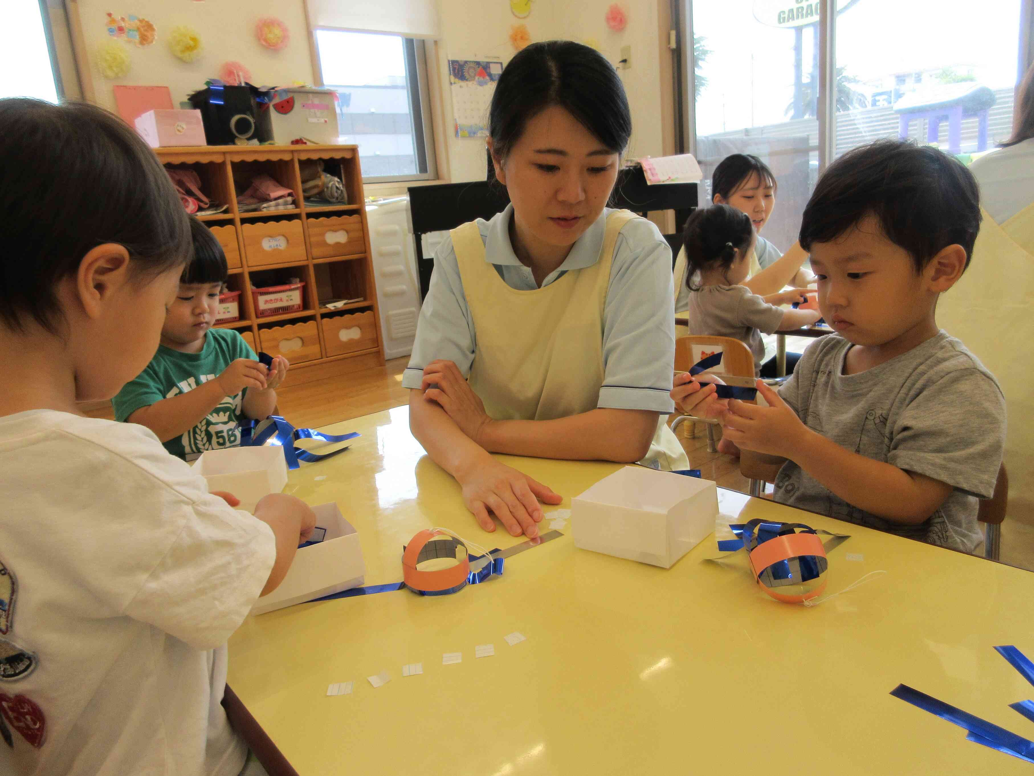 両面テープはがすの難しいね。先生と一緒に、頑張ってます。