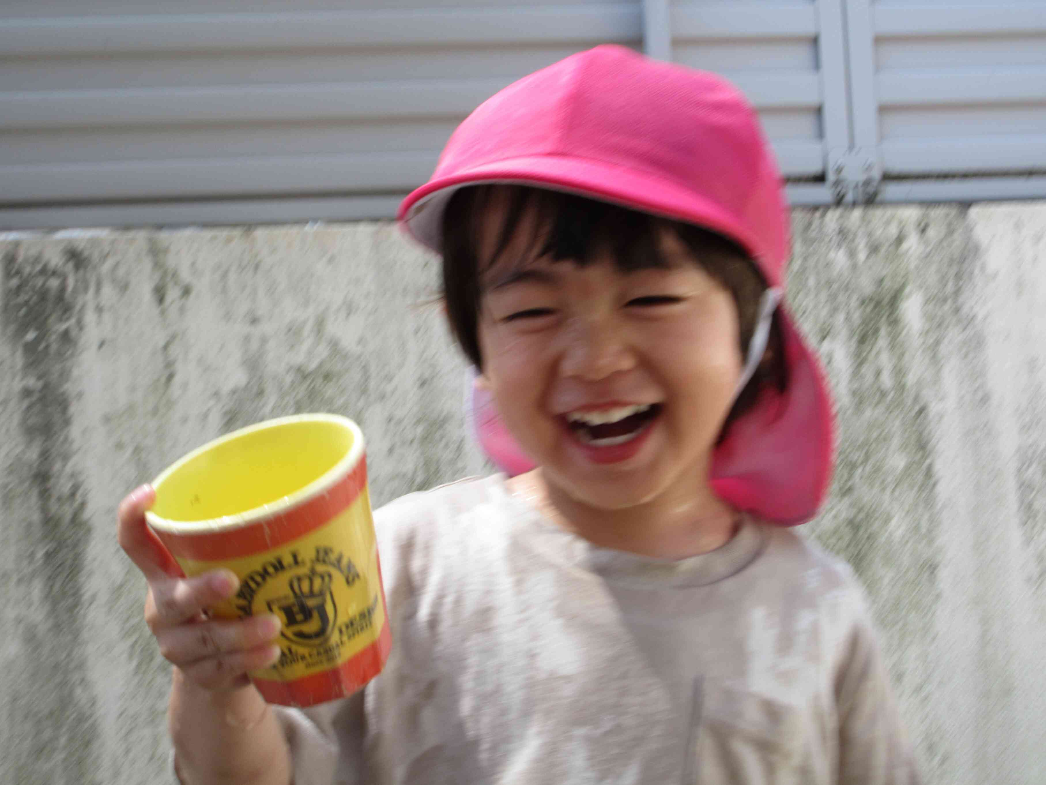 お水くむのも、こぼすのも両方たっのしい～❣