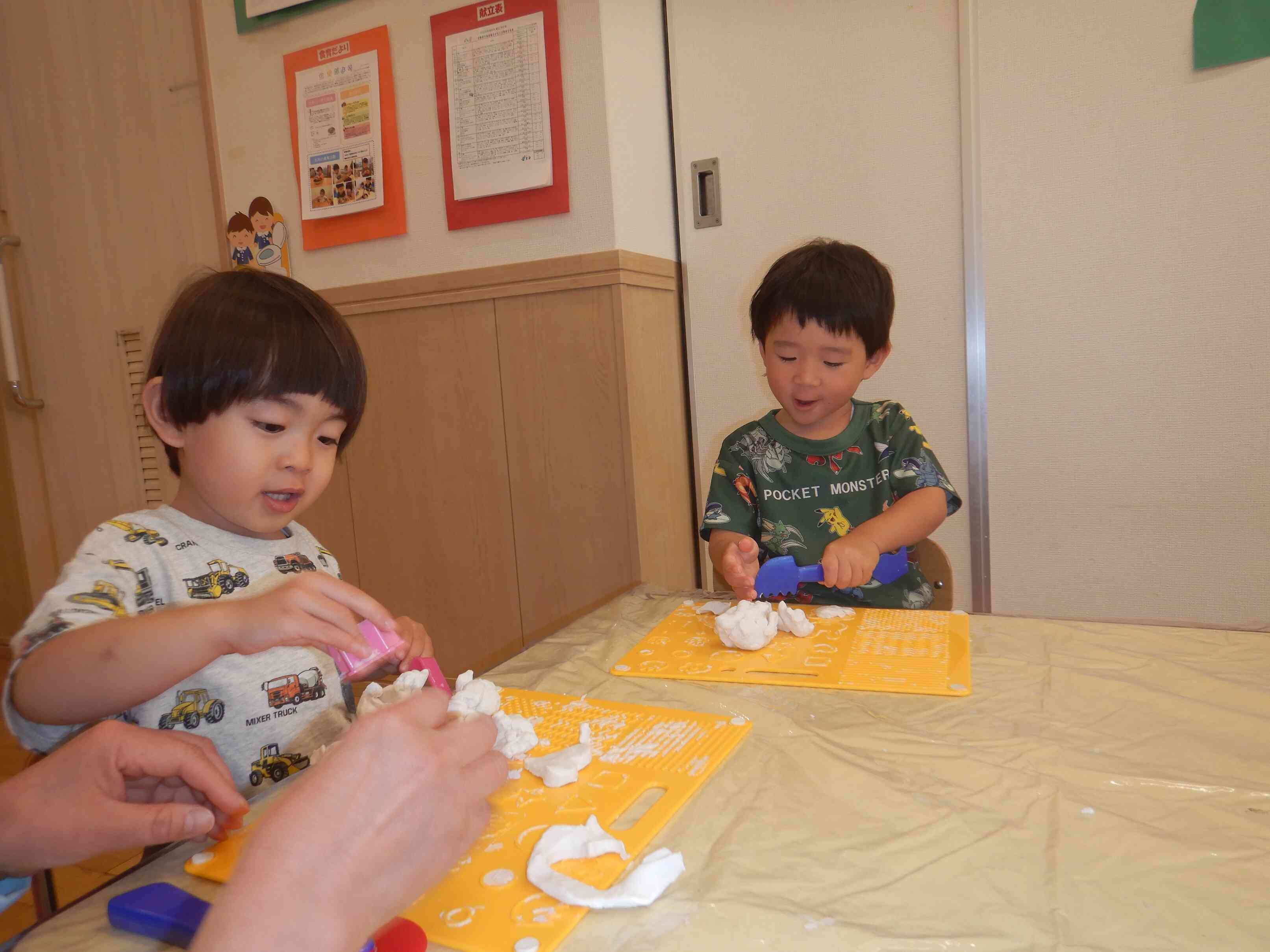 「ここを切るんでぇ」「ぼくこれー」何が出来上がるのかな？