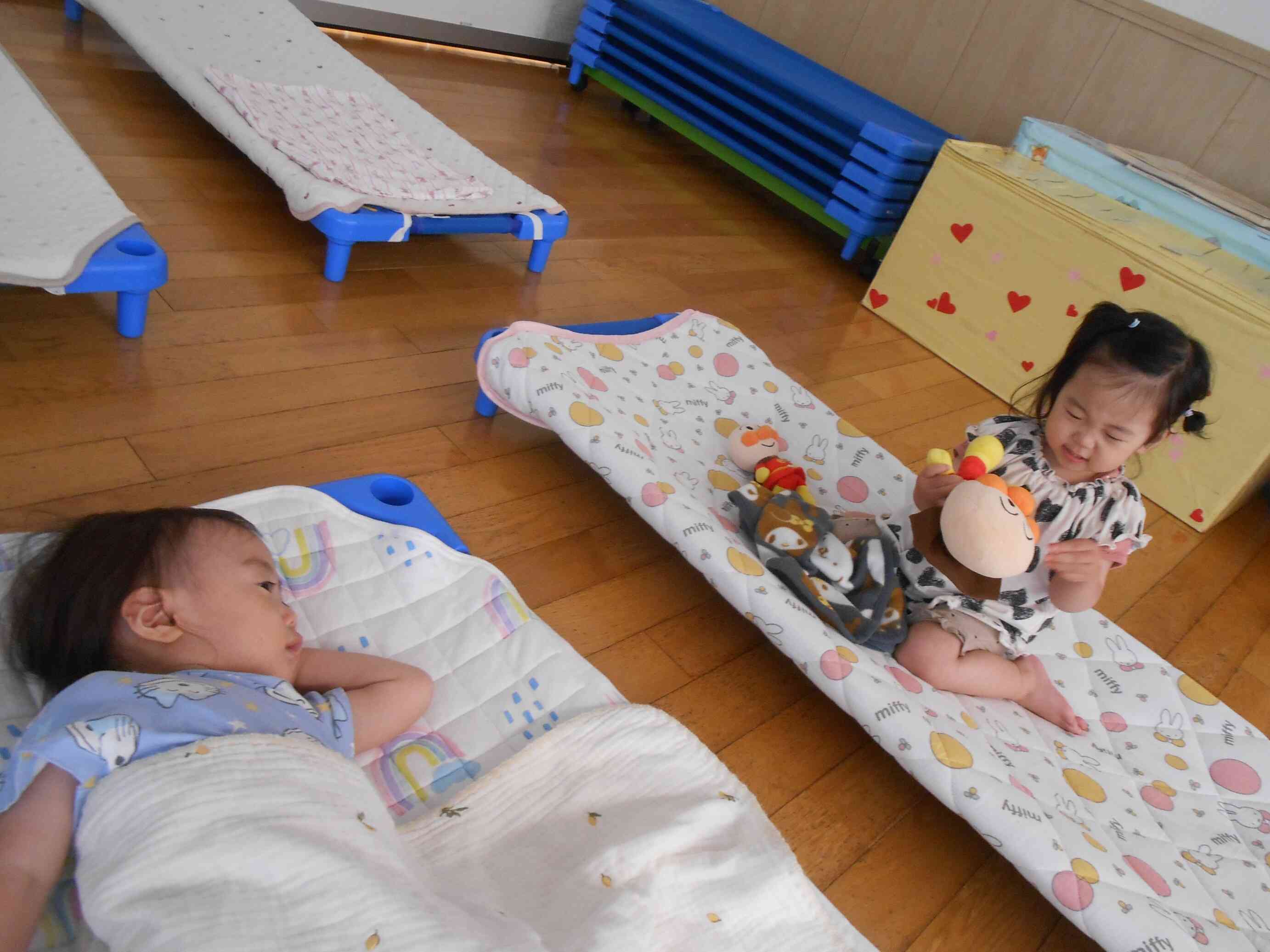 給食後は眠くなります～また明日プールあそびしようね！