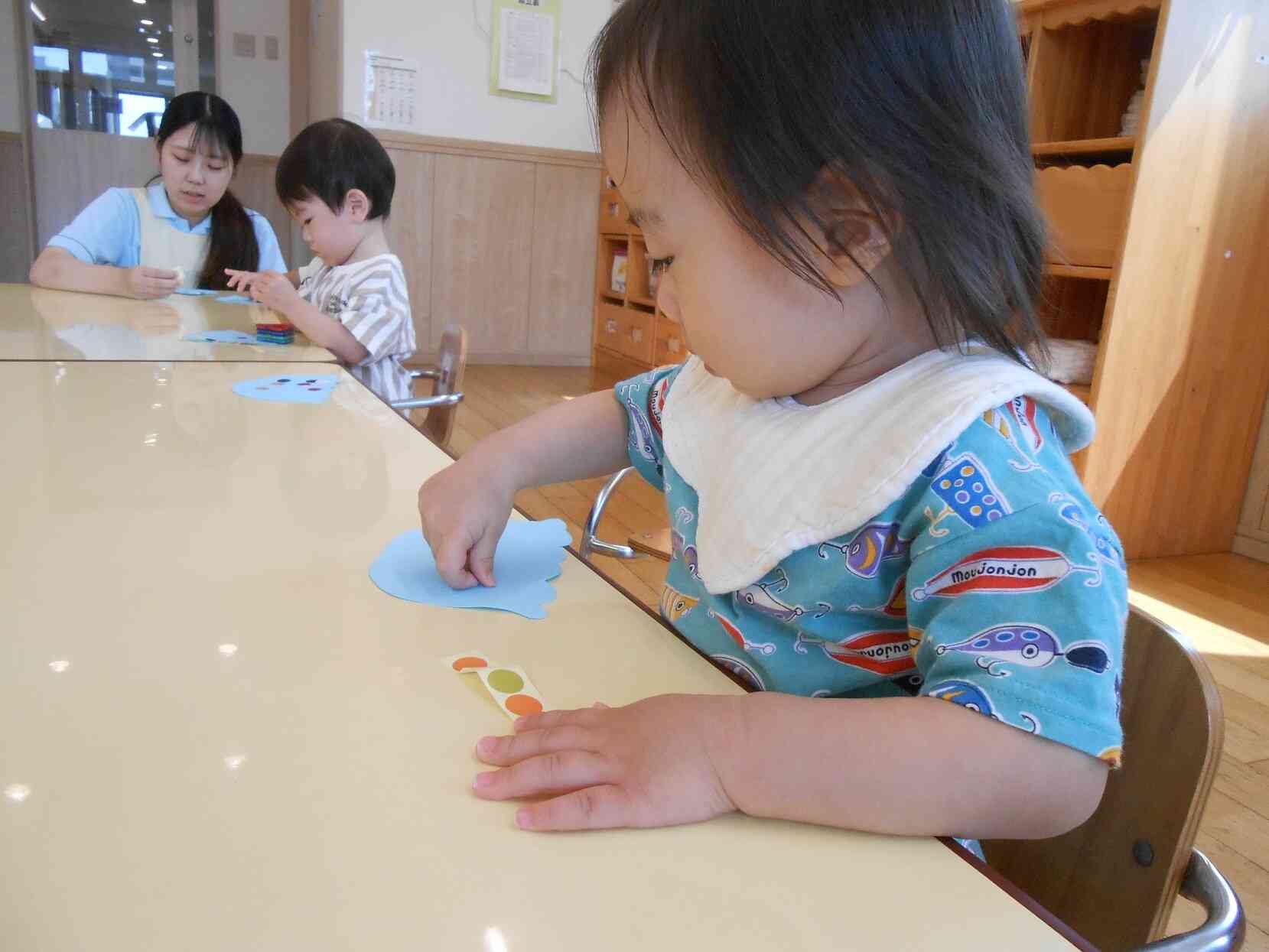 トリプルアイスでチョコのシールを貼ってます