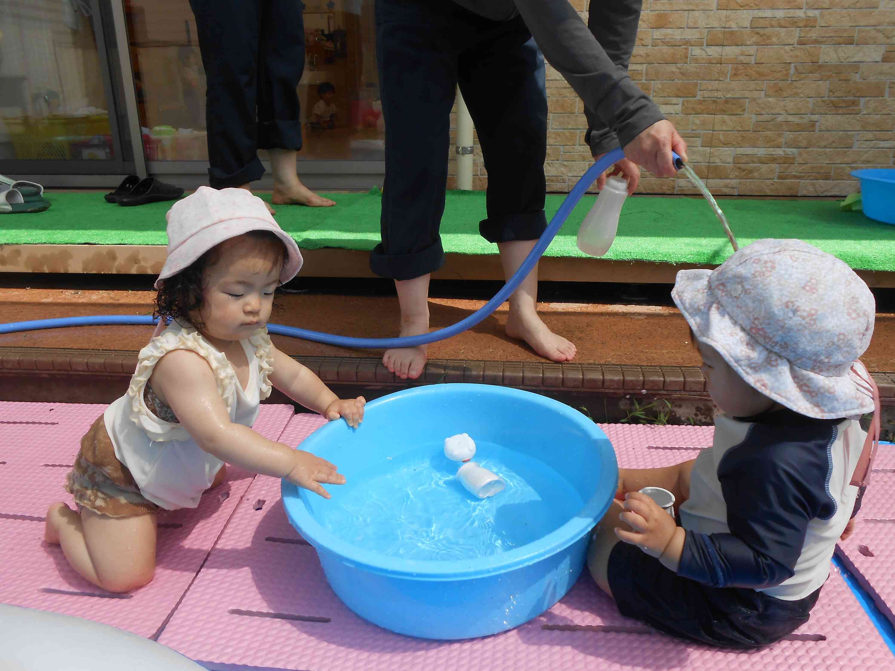 ホースのお水を掛けられても平気です。