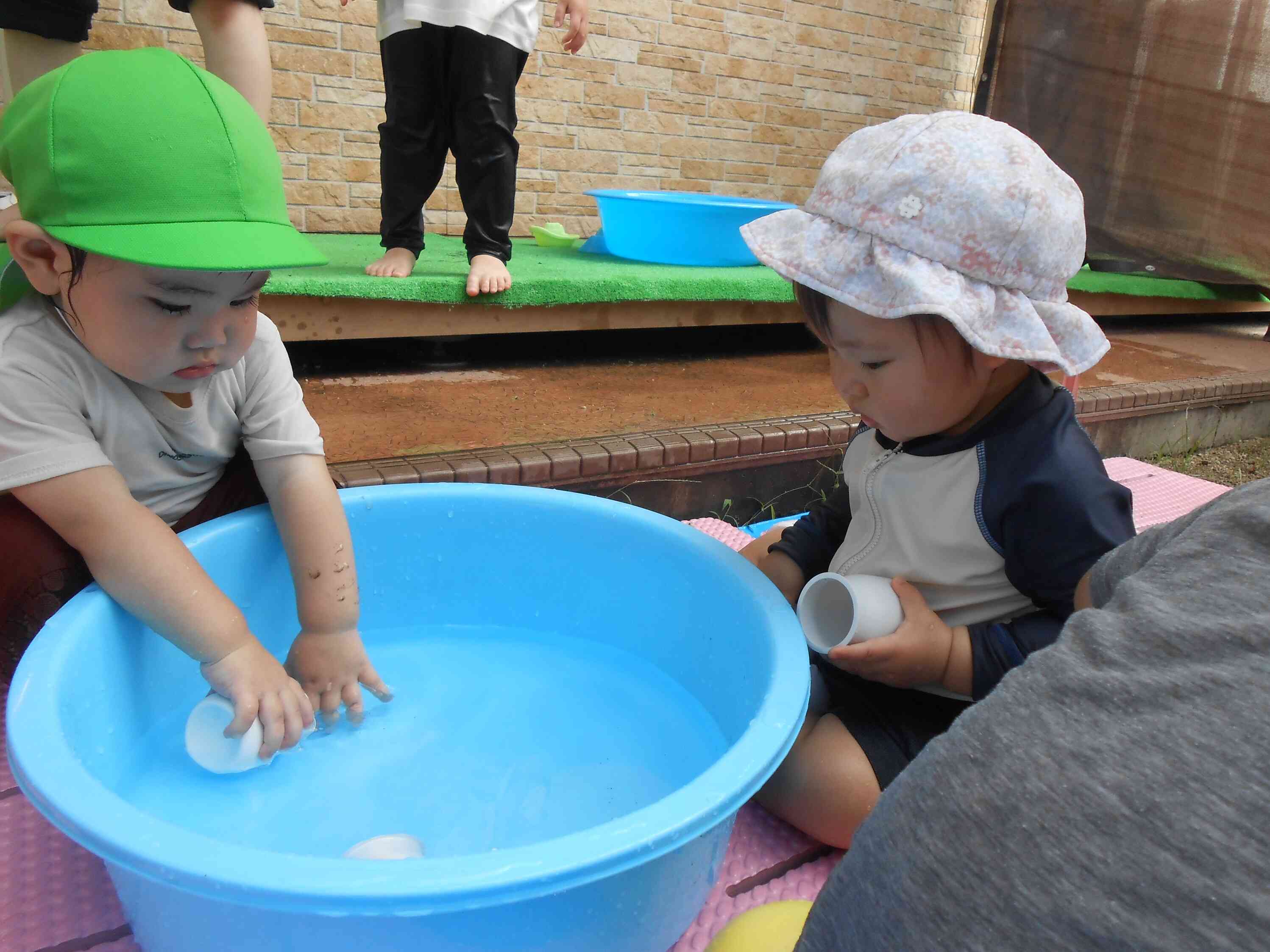 お水をカップの容器ですくっています！