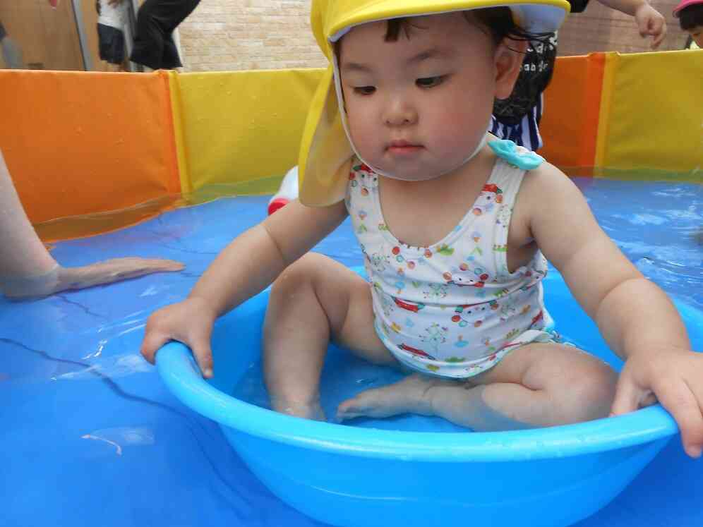 タライをプールに入れて…何か考えてます