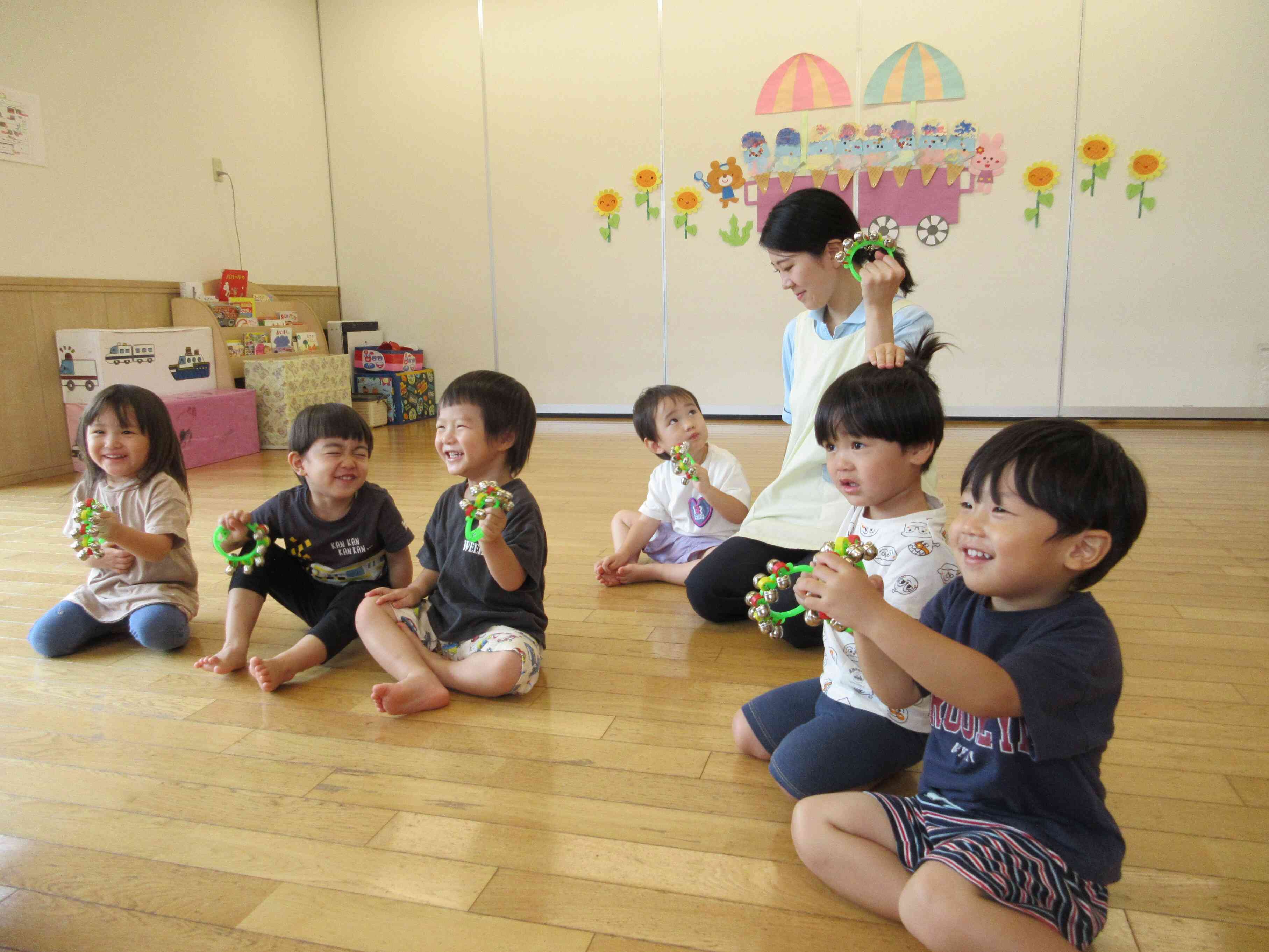 鈴を持つ手は～？？