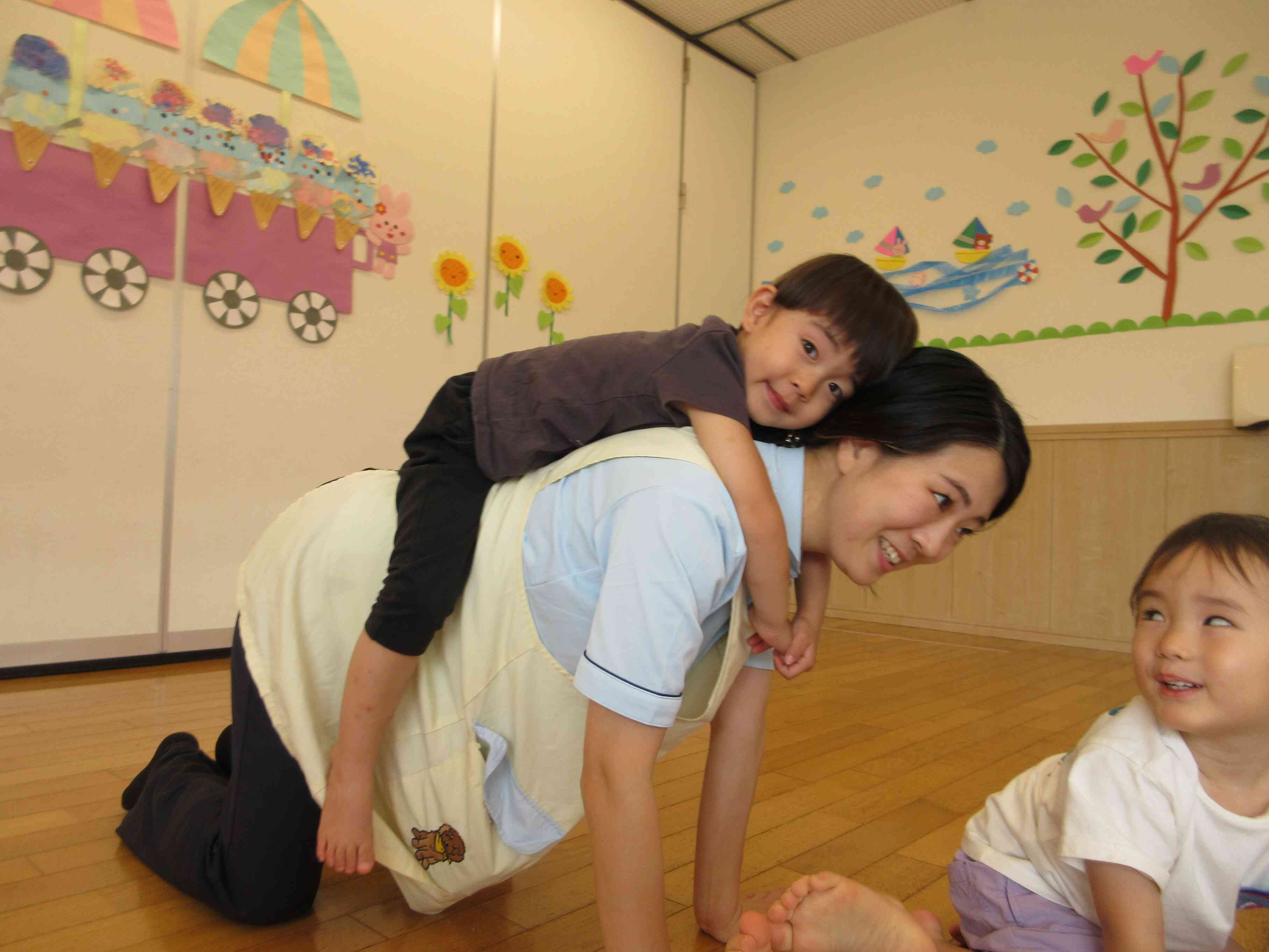 ちょっと緊張するから先生におんぶ♡