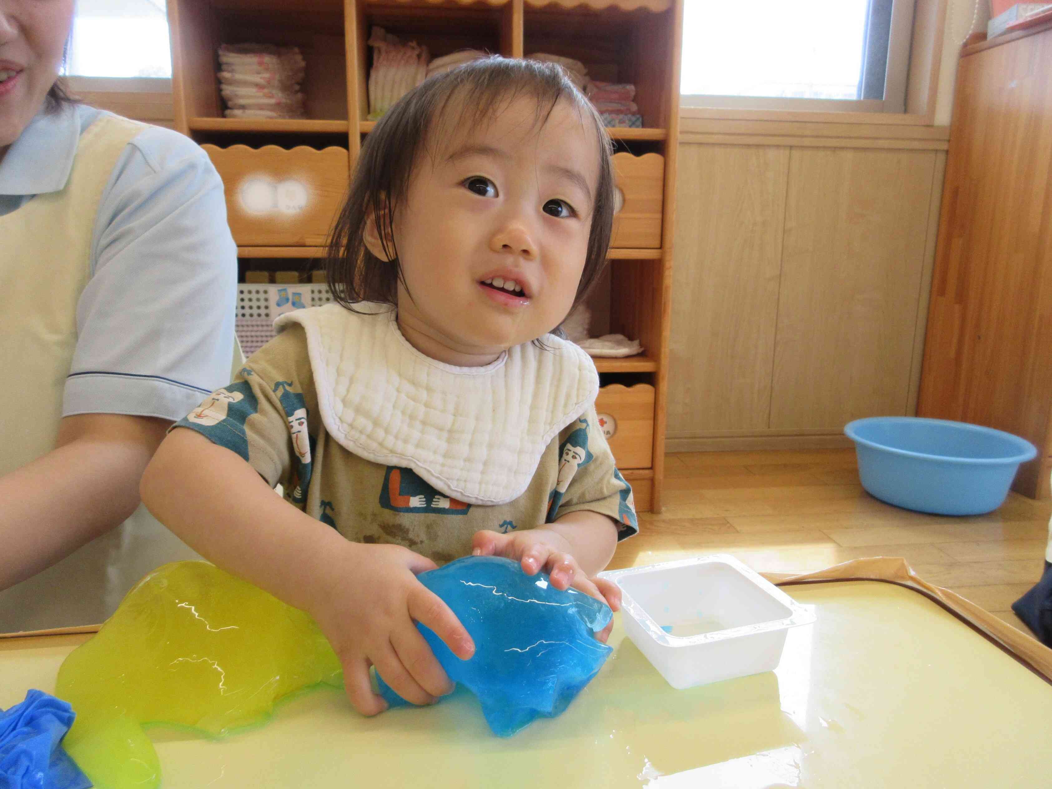 大きい氷を持ち上げようとしています！