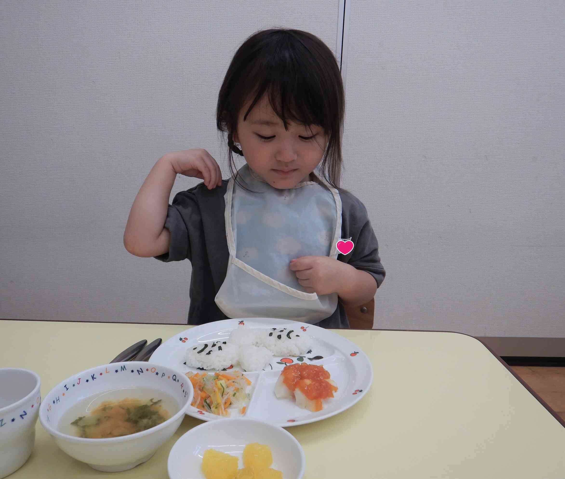 今日のためにお誕生日プレートを給食の先生が用意してくれました★お魚の形のご飯です